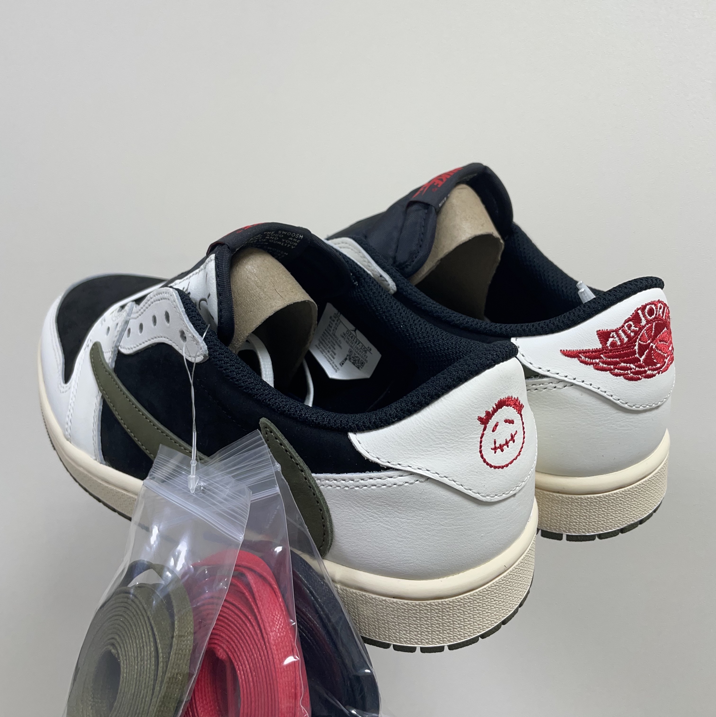 (W) Jordan 1 x Travis Scott Retro Low OG SP Medium Olive 착용 스타일 - 3