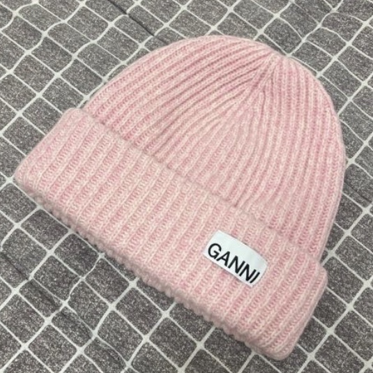 Ganni Wool Beanie Lilac Sachet 착용 스타일