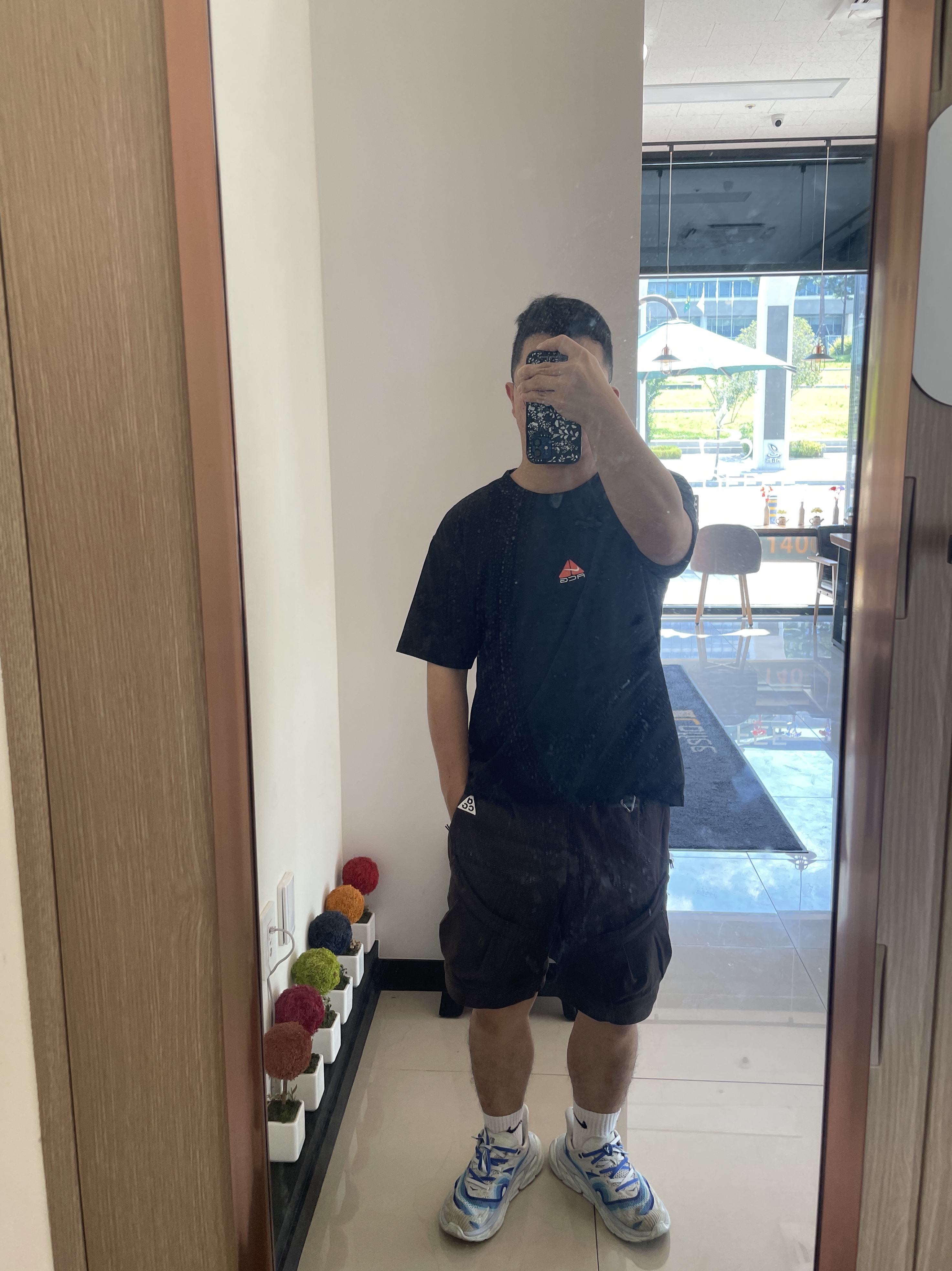 Nike ACG Smith Summit Cargo Pants Velvet Brown - Asia, Nike ACG LBR Lungs T-Shirt Black - Asia 착용 스타일