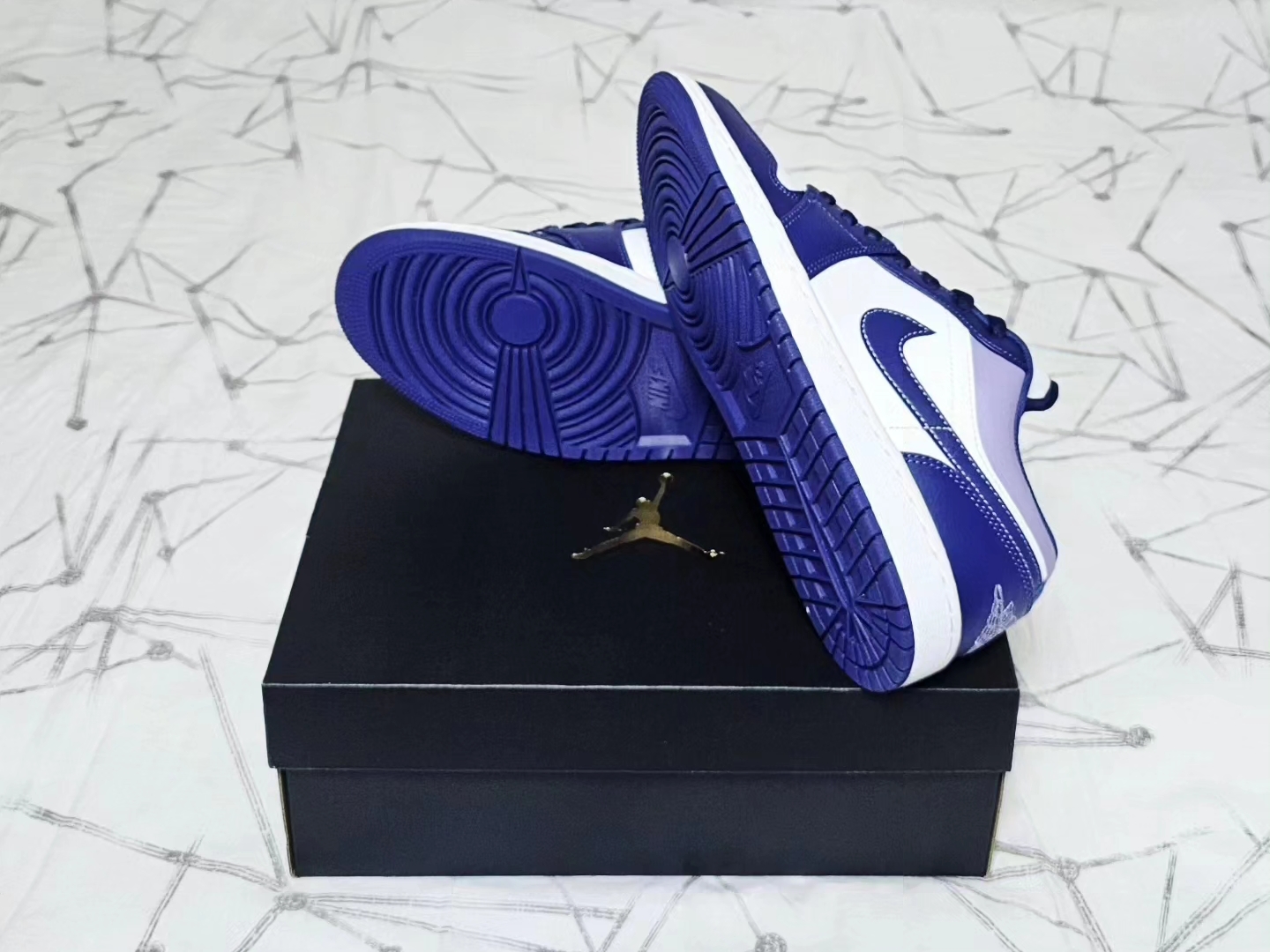 Jordan 1 Low Sky J Purple White 착용 스타일 - 4