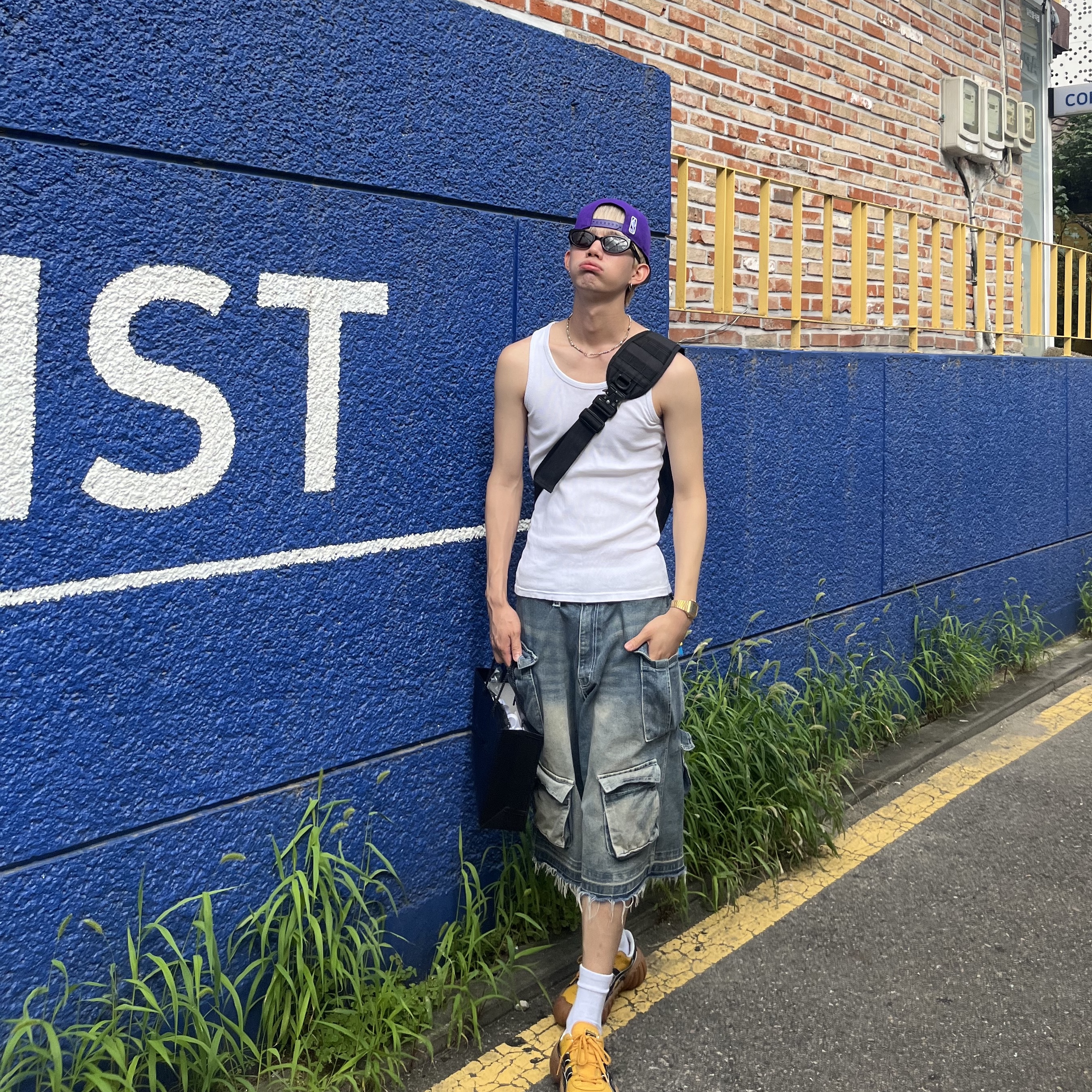 Nos Couleurs Old Washed Cargo Denim Shorts Blue 착용 스타일