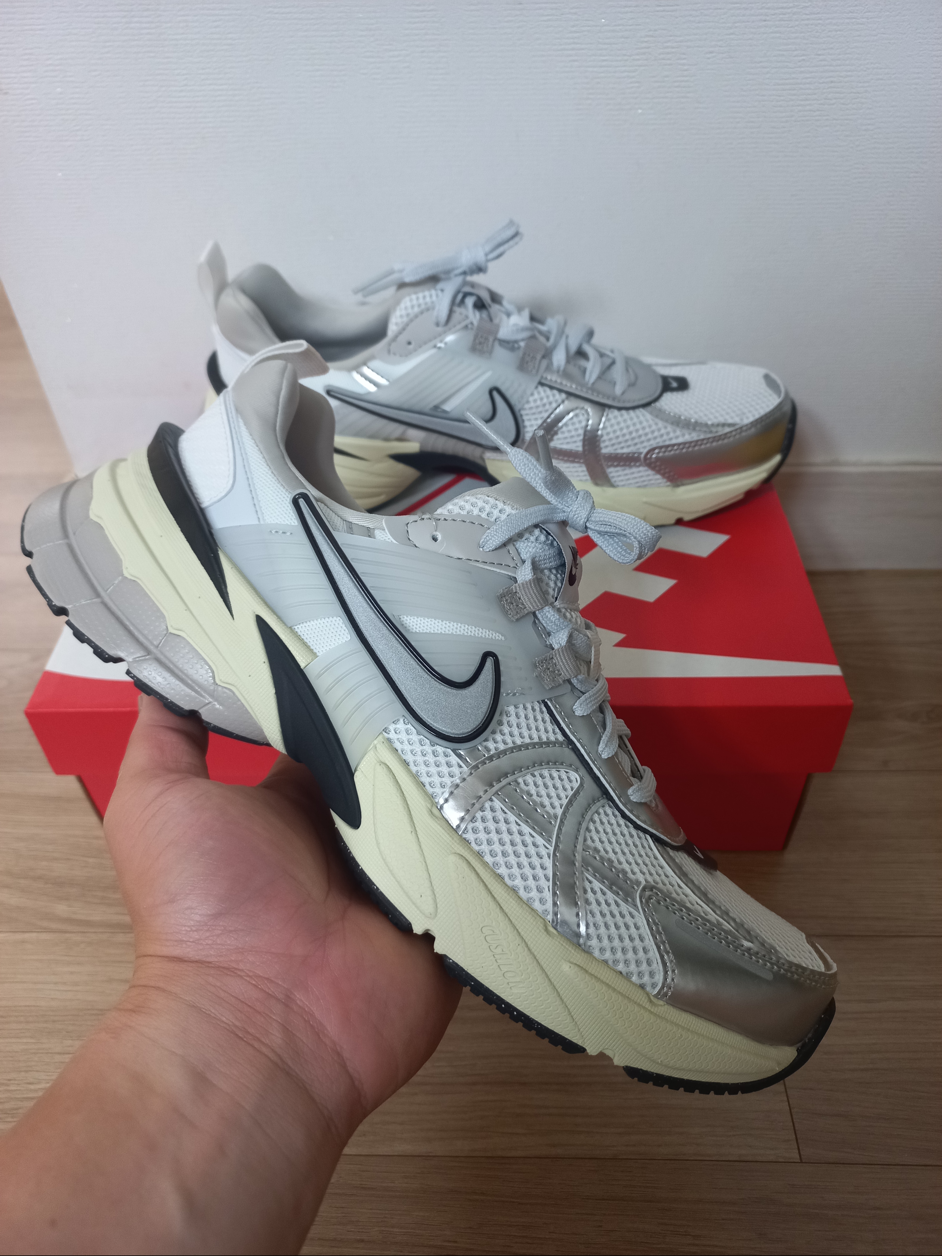 Nike V2K Run Summit White Metallic Silver 착용 스타일 - 1