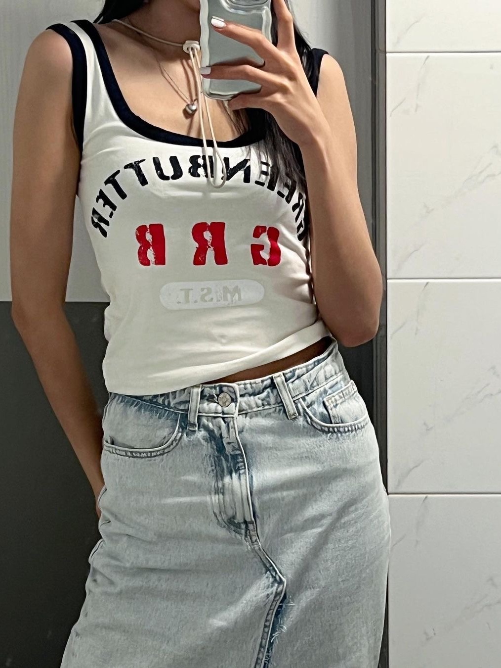 Green Butter Women Soft Span Logo Sleeveless White 착용 스타일