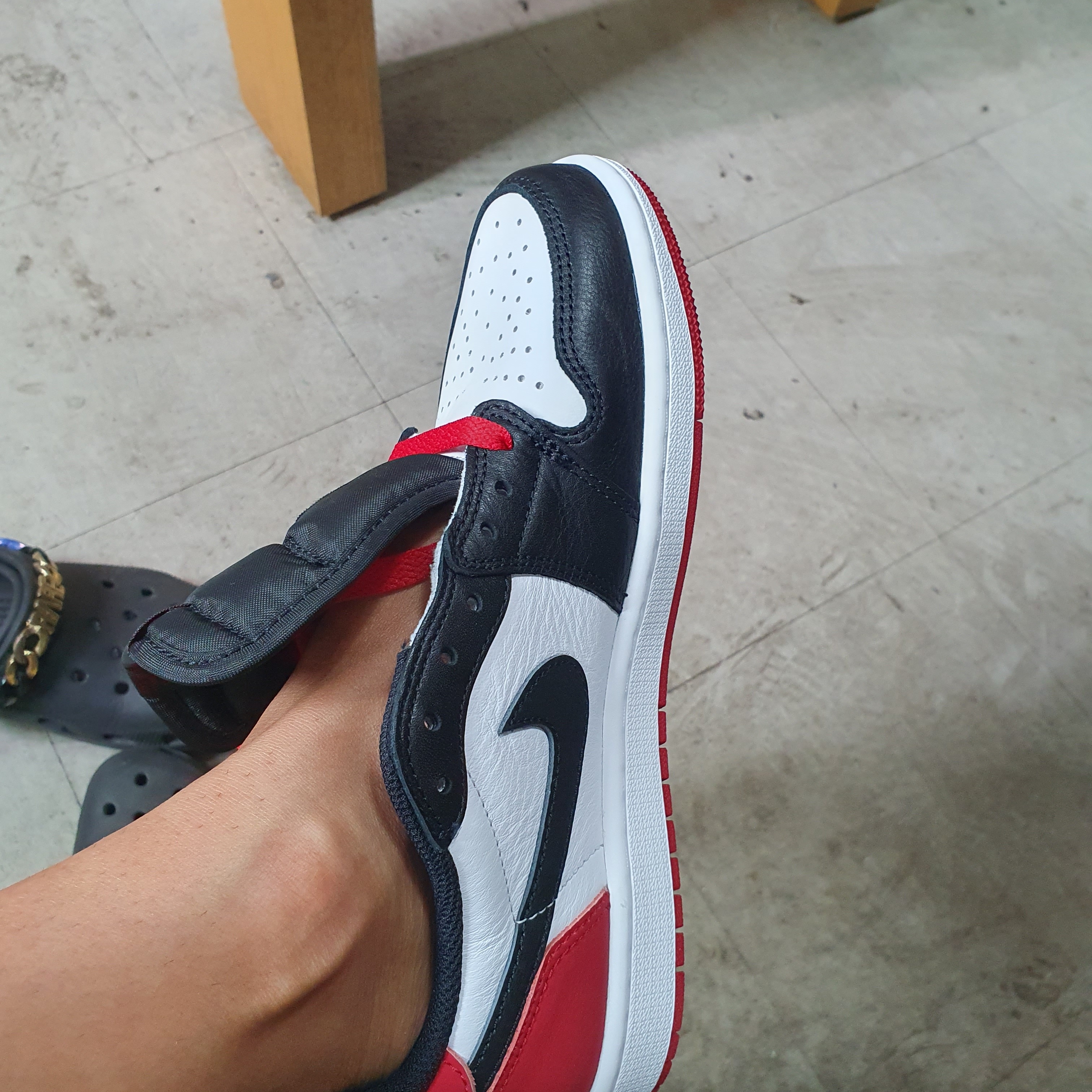 Jordan 1 Retro Low OG Black Toe 착용 스타일 - 2