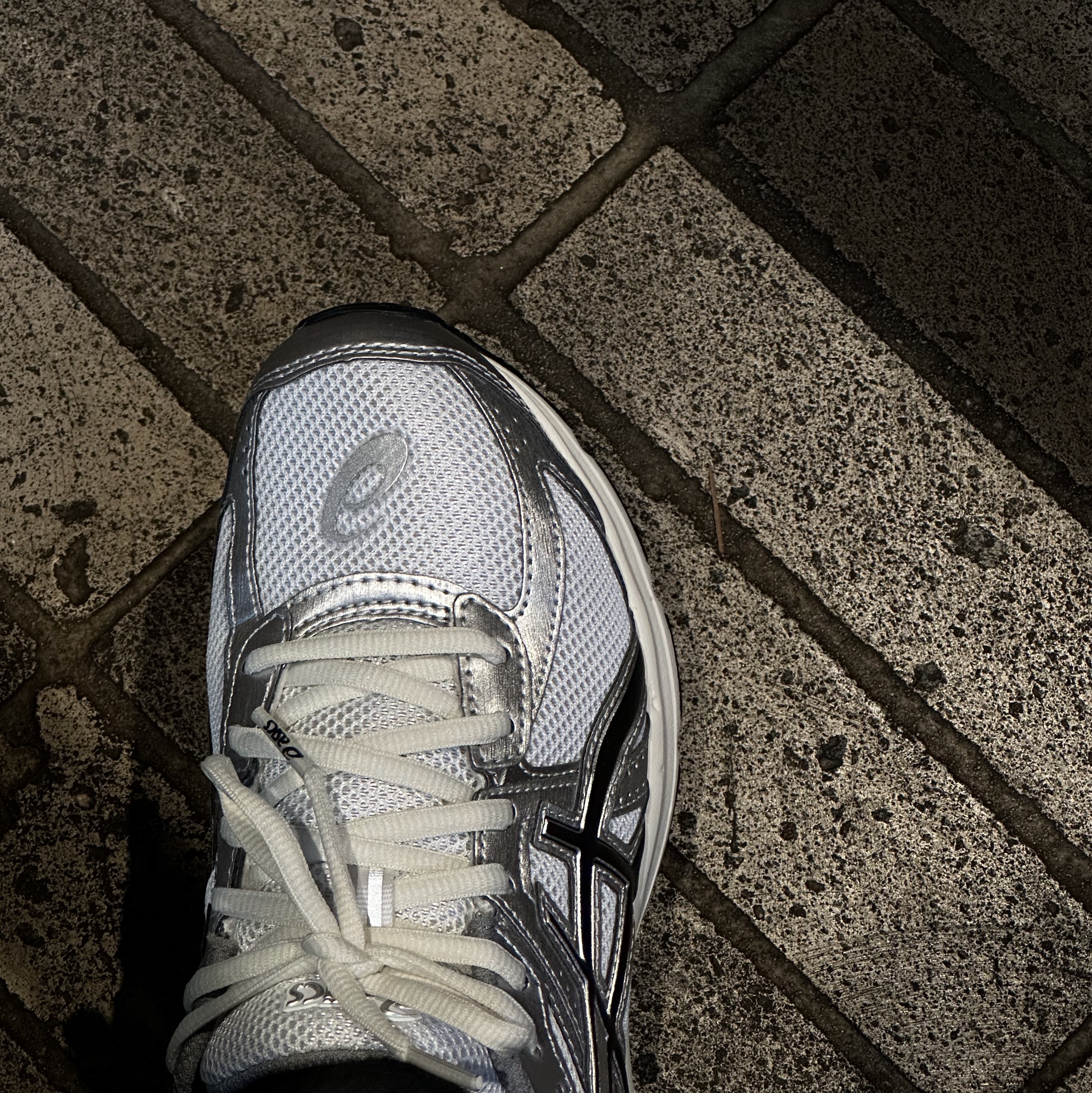 Asics Jog 100 S White Black - 2E Wide 착용 스타일 - 3