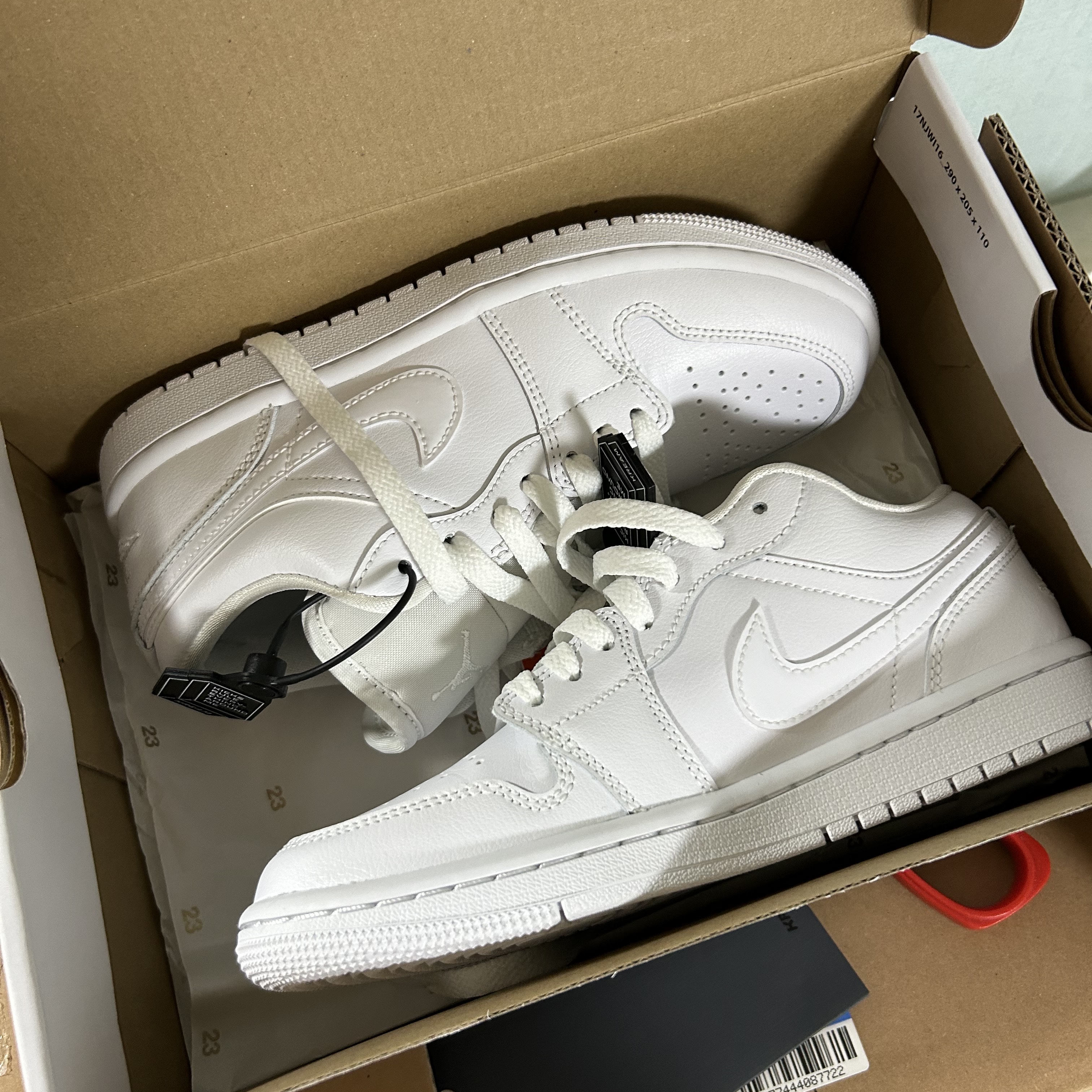(W) Jordan 1 Low Triple White 2022 착용 스타일 - 2