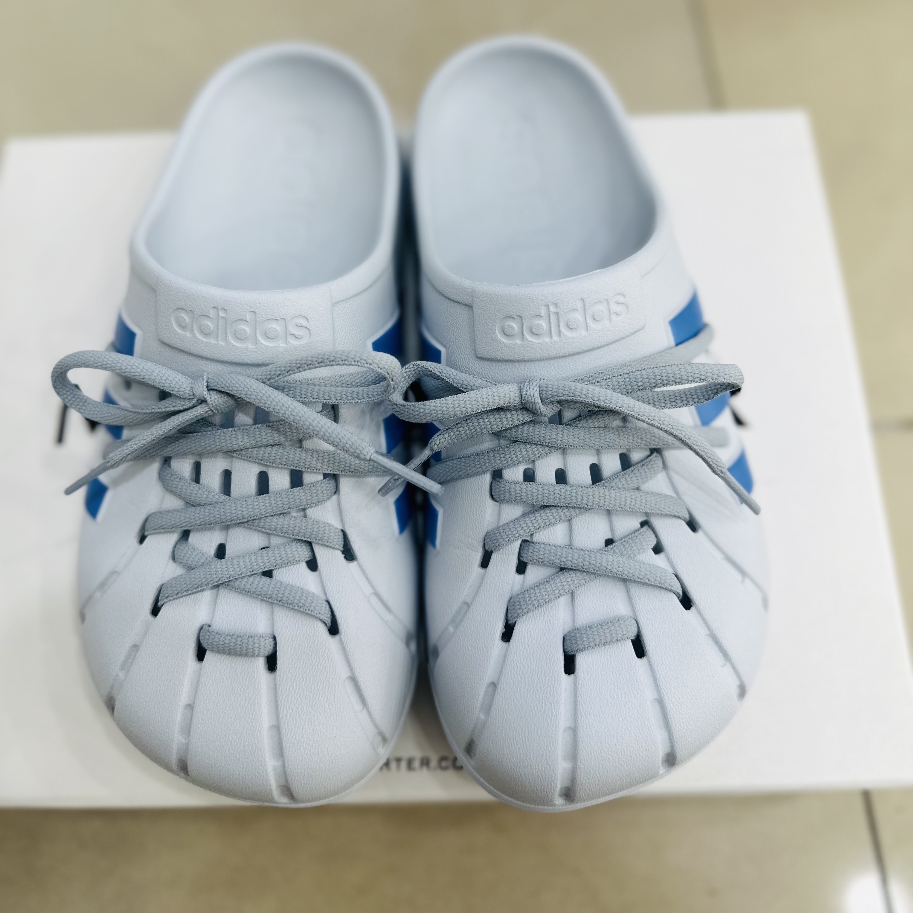 Adidas Adilette Clog Sky Blue 착용 스타일 - 1