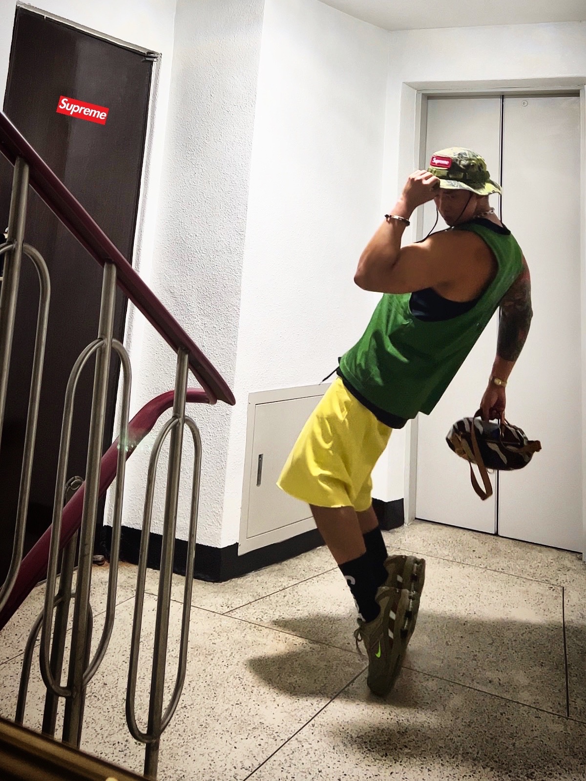 Supreme Military Boonie Olive Prym1 Camo - 22SS, Jordan x Off-White S/S Top Forest Green Black - US/EU 착용 스타일 - 1