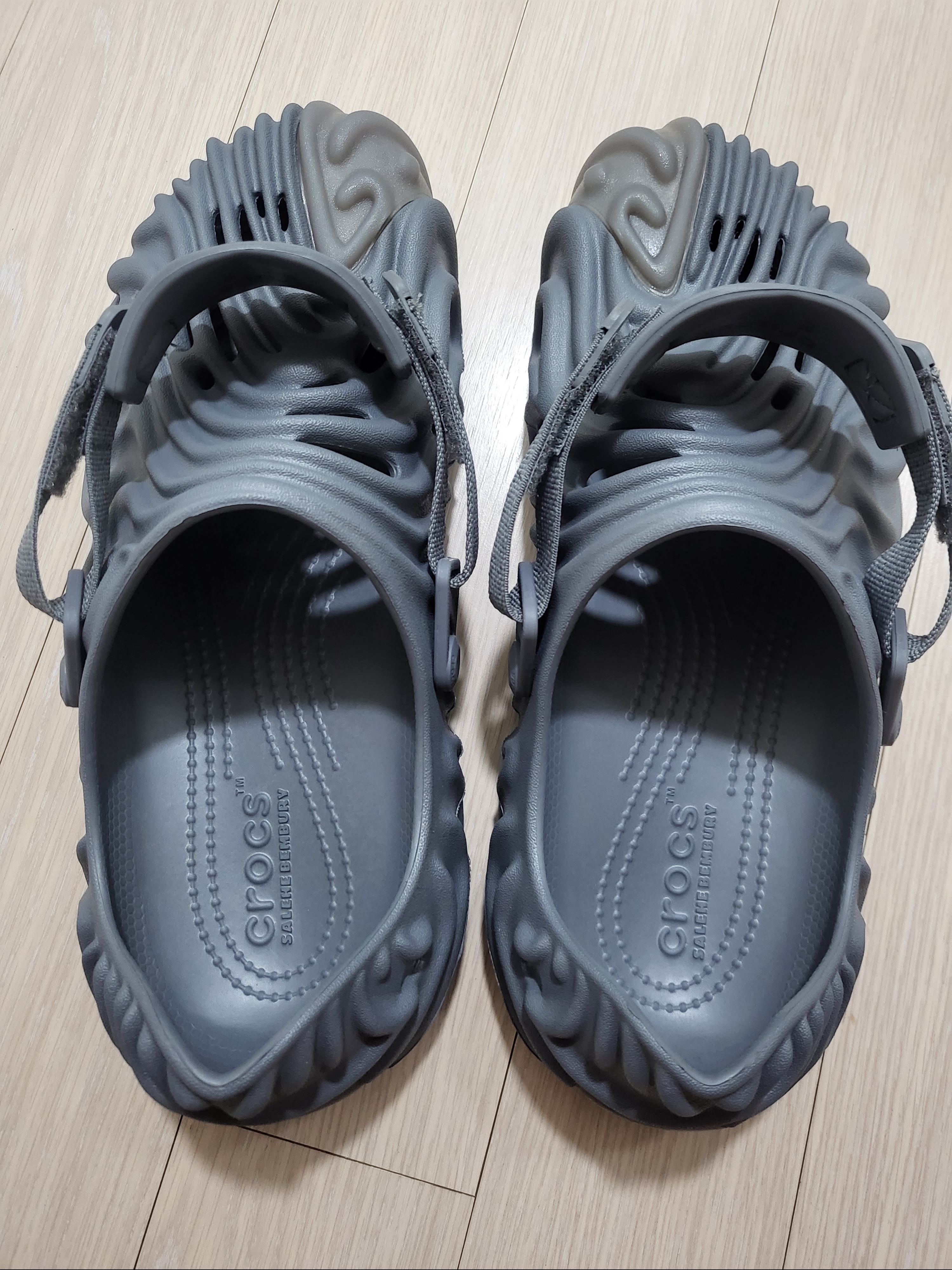 Crocs x Salehe Bembury Pollex Clog Niagara 착용 스타일 - 2