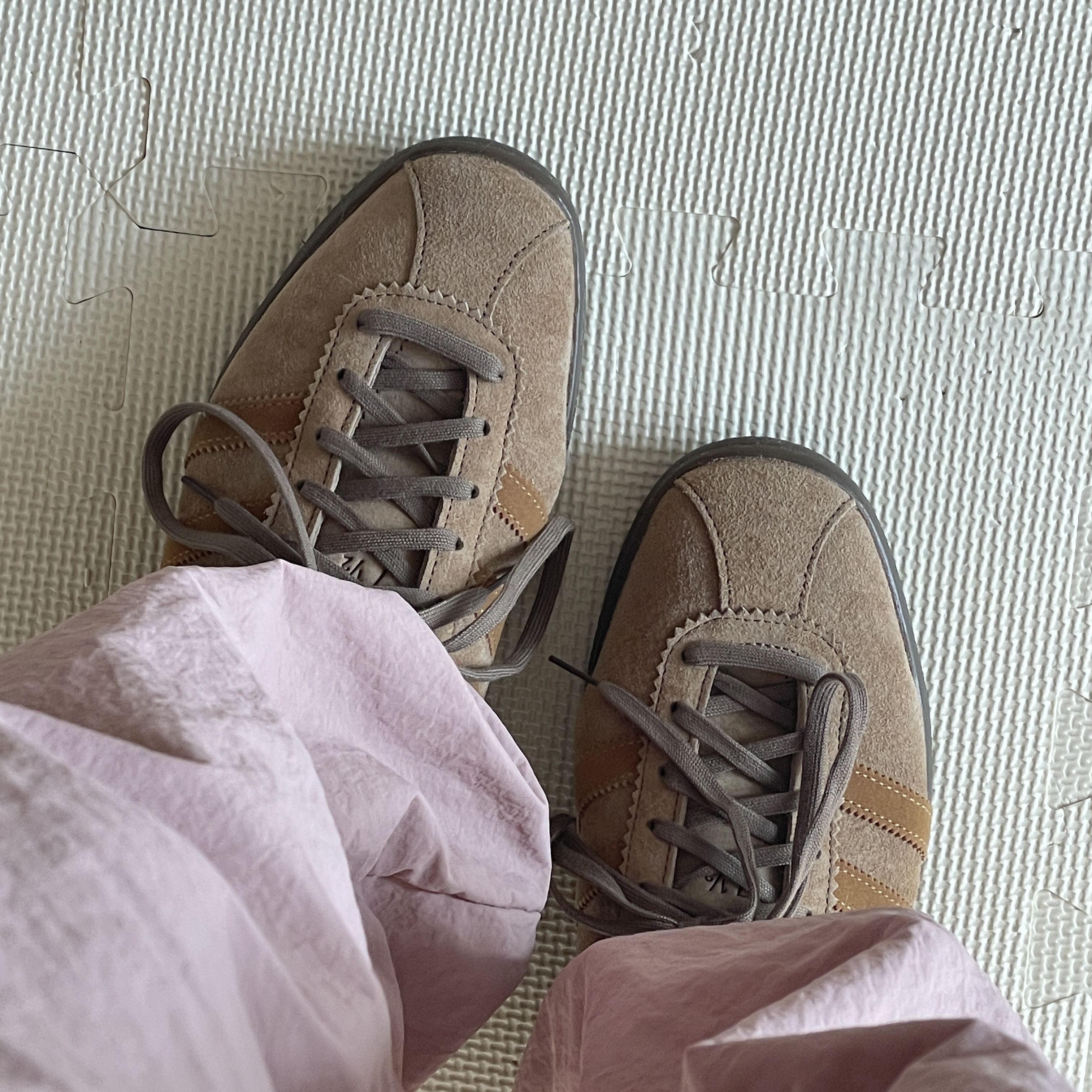 Adidas Tobacco Pantone Mesa 착용 스타일 - 1