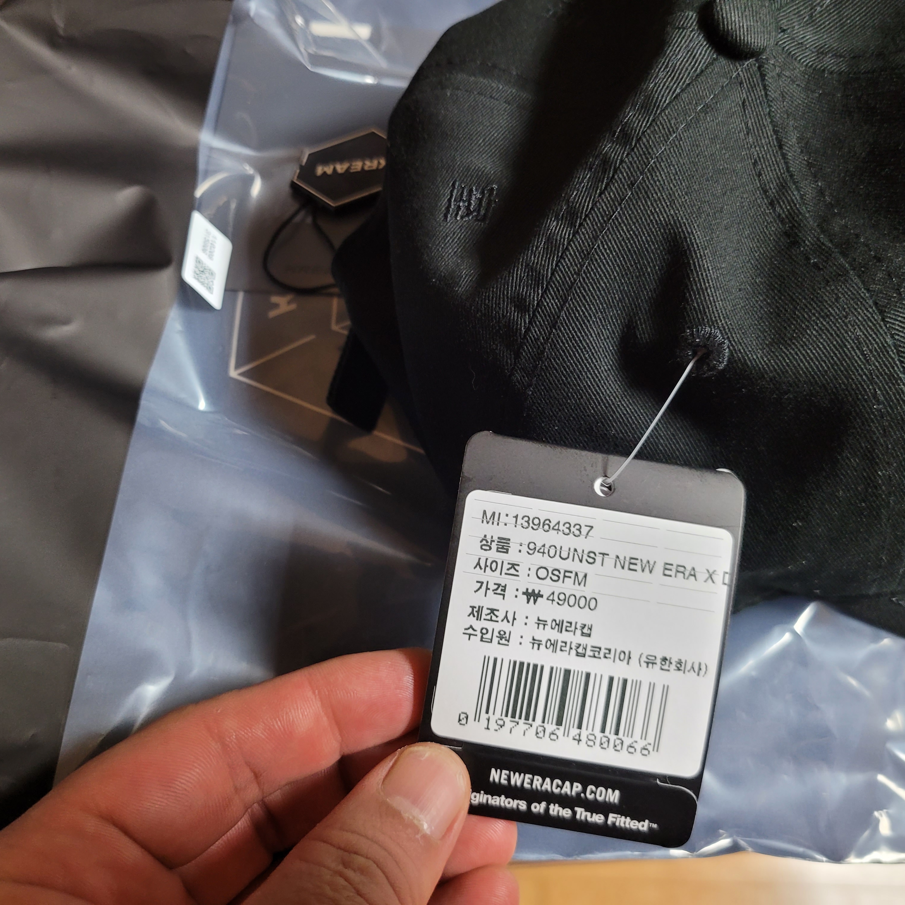 Darkr8m Studio x New Era Unstructured Ball Cap Black 착용 스타일 - 3