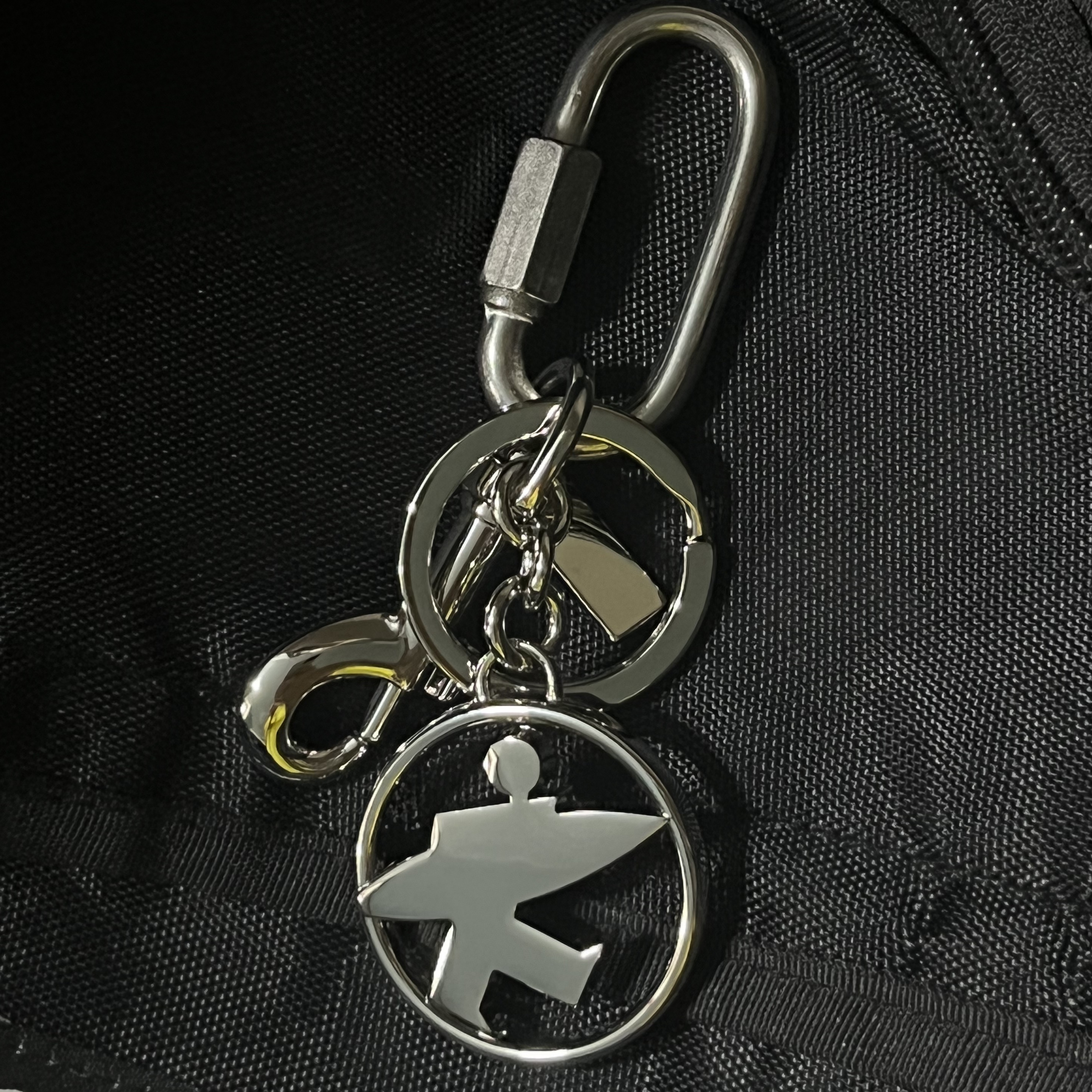 Stussy Surfman Keychain Silver 착용 스타일