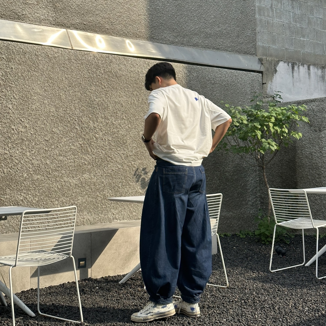 Ader Error Sig; TRS/BL Tag T-Shirt 01 Off White, Zara x Ader Error Wide Leg Jeans Blue 착용 스타일 - 3