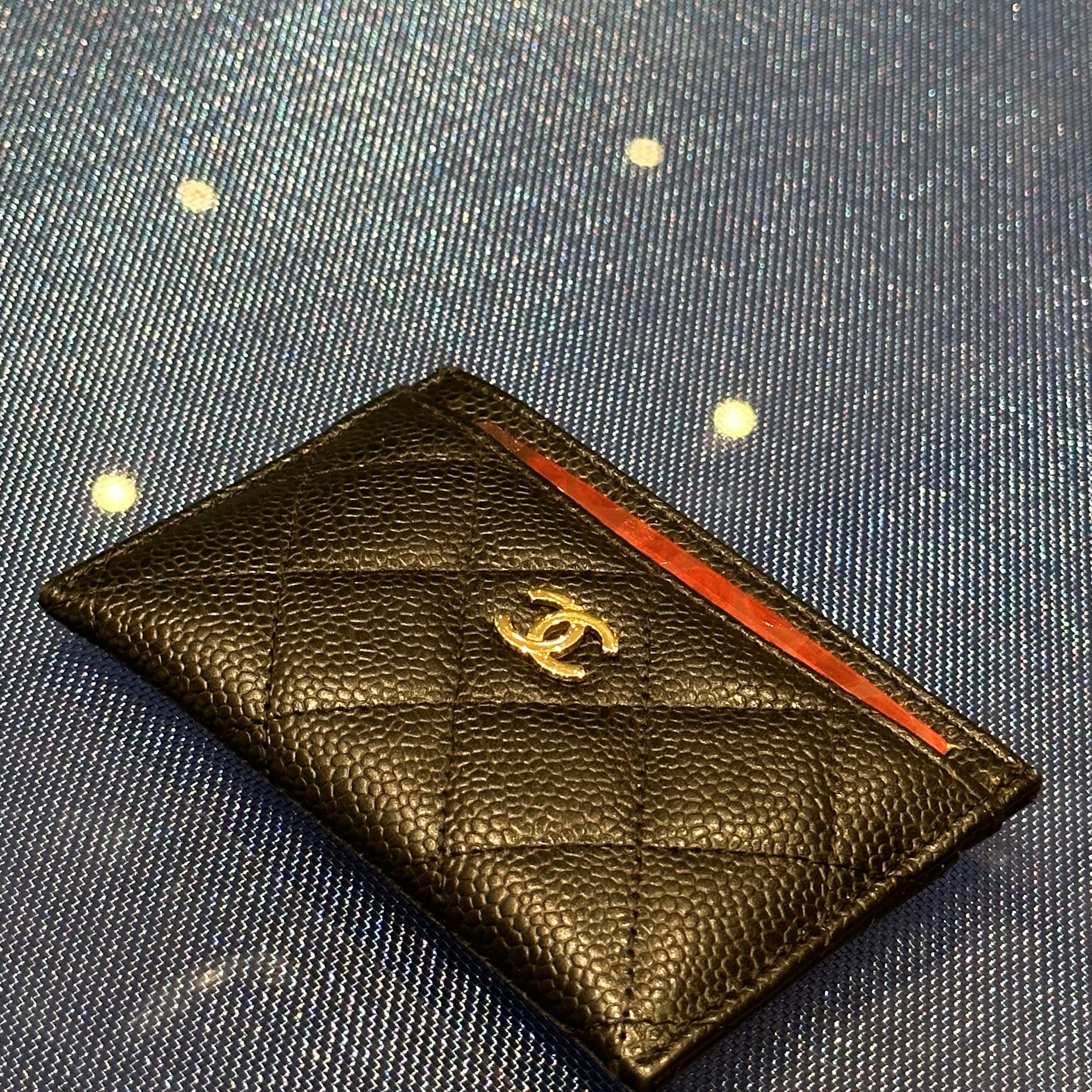 Chanel Classic Card Holder Grained Calfskin & Gold Black 착용 스타일 - 1
