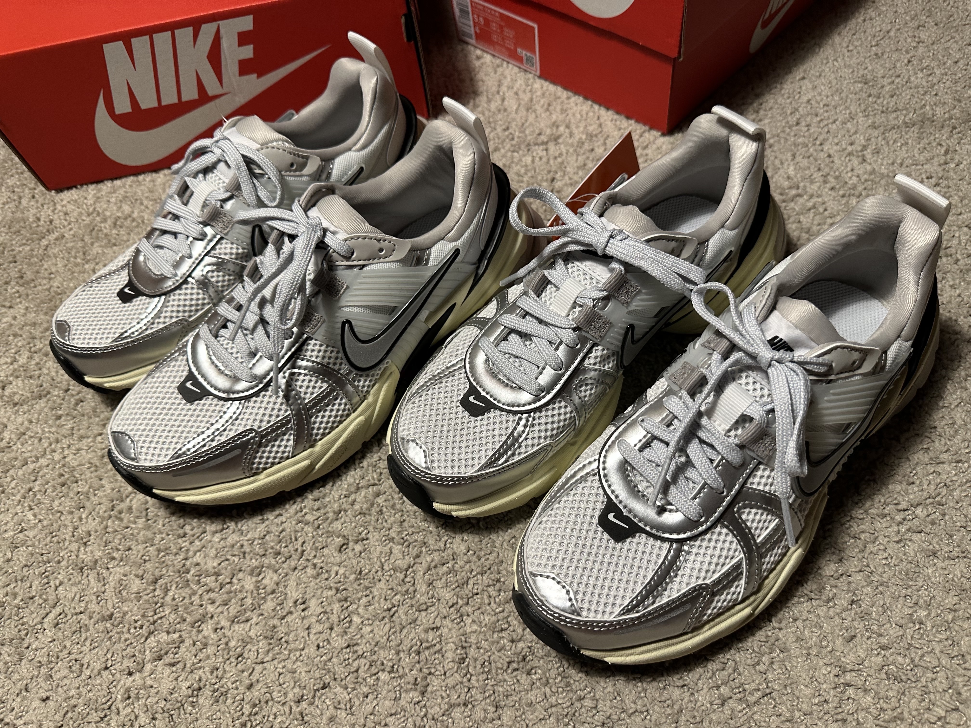 Nike V2K Run Summit White Metallic Silver 착용 스타일 - 1