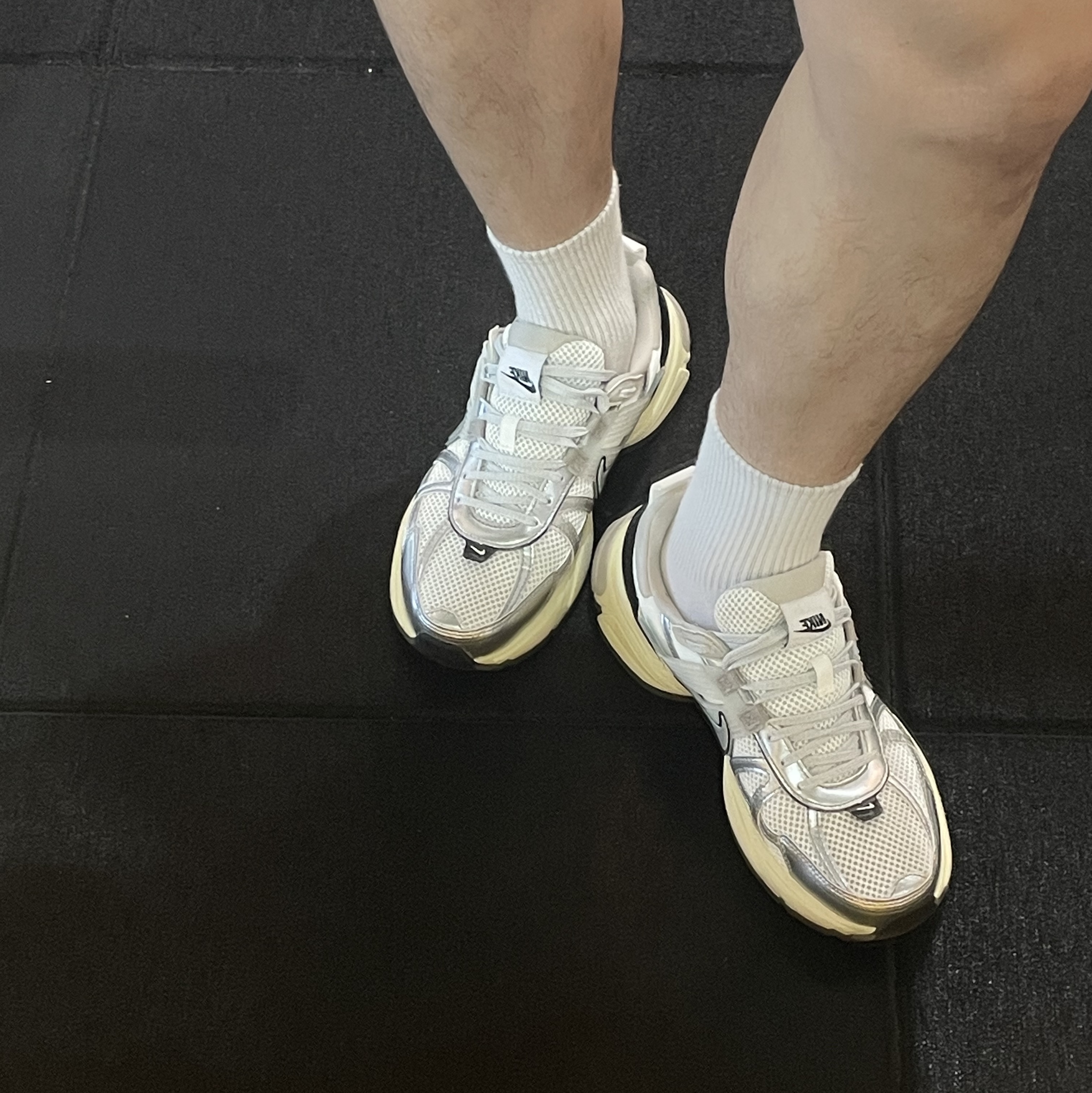 Nike V2K Run Summit White Metallic Silver 착용 스타일