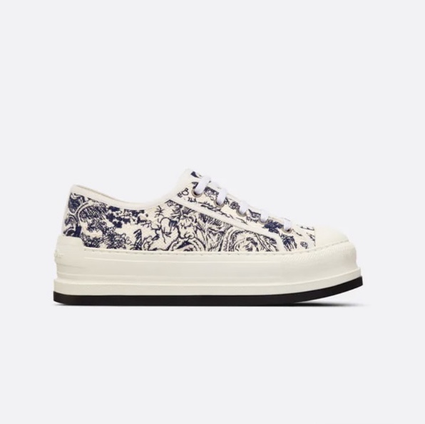 (W) Dior Walk'N'Dior Platform Sneakers Embroidered Cotton with Toile de Jouy Motif White Blue 착용 스타일 - 2
