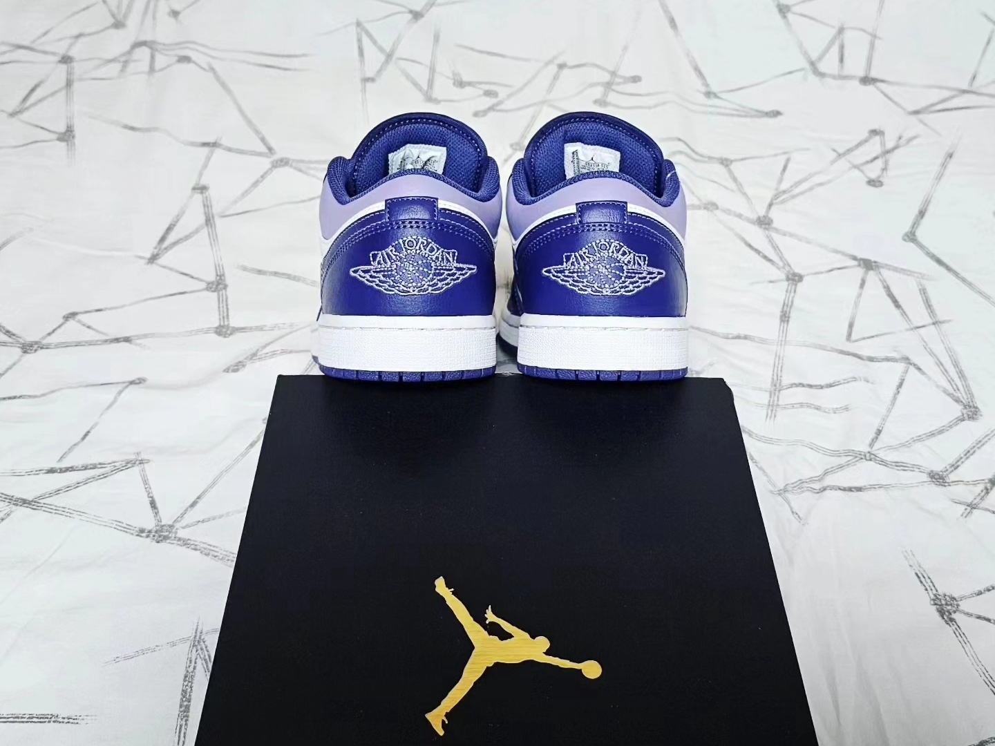 Jordan 1 Low Sky J Purple White 착용 스타일 - 5