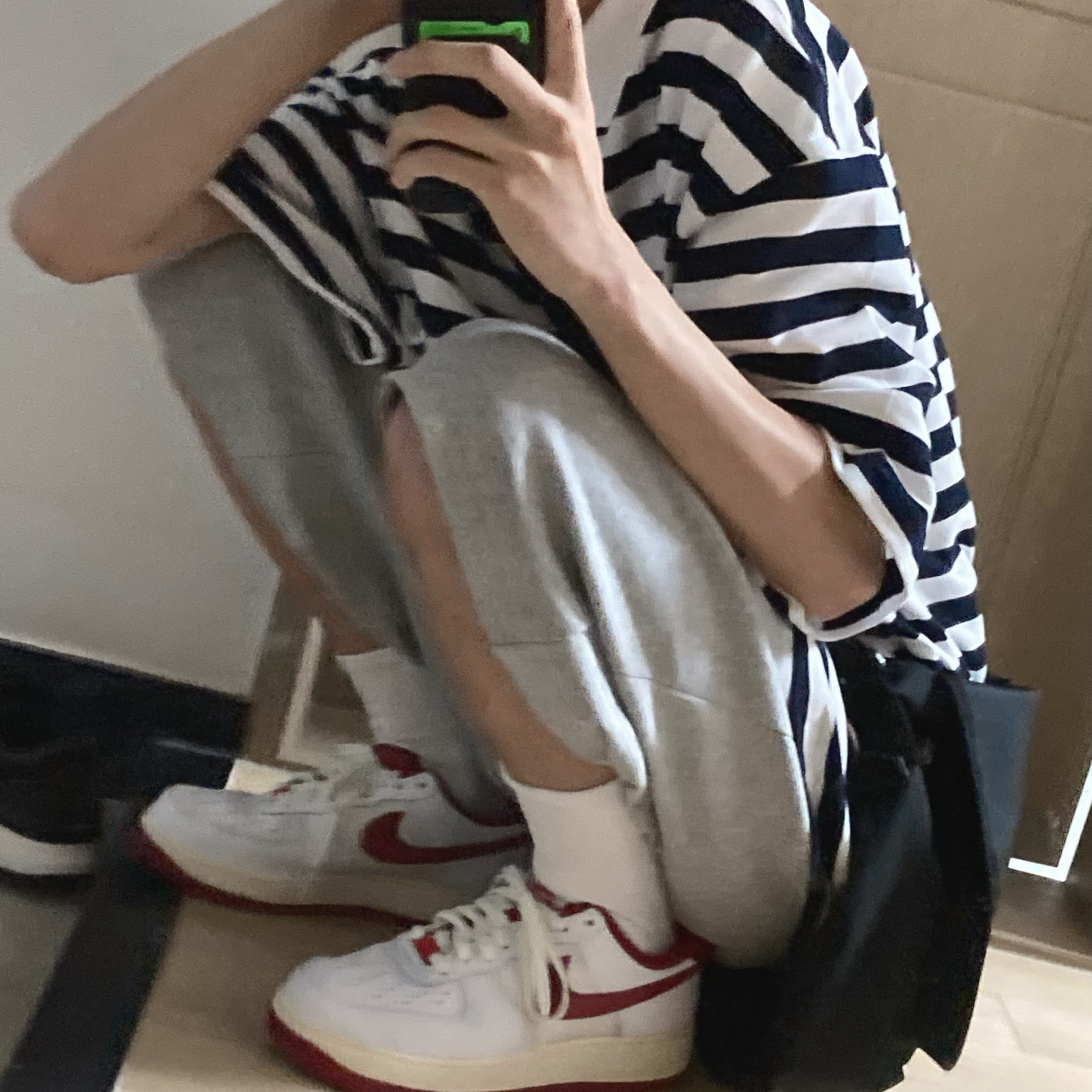 Nike Air Force 1 '07 LV8 Varsity White Gym Red 착용 스타일