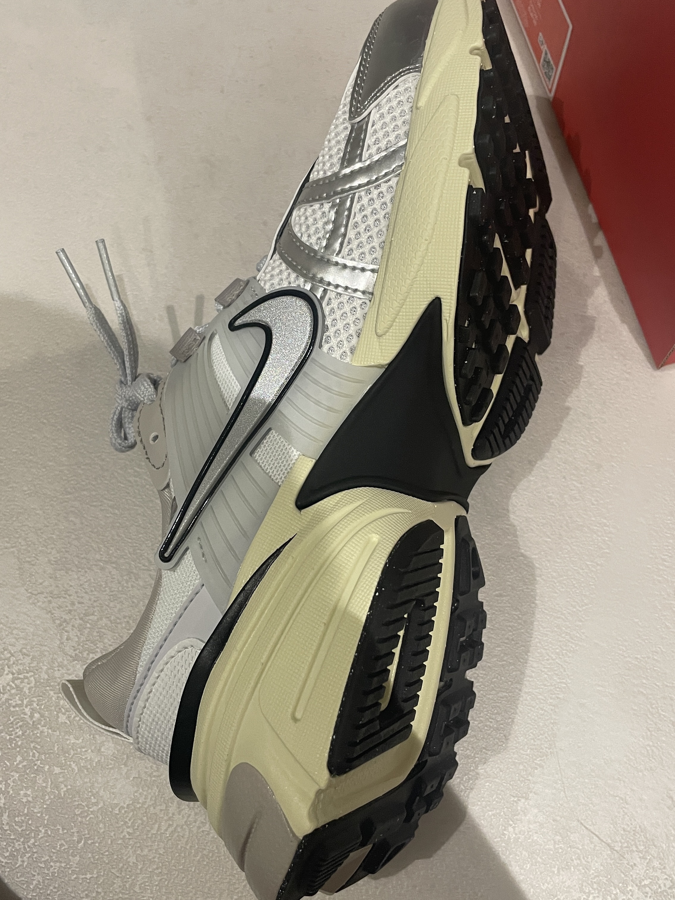 Nike V2K Run Summit White Metallic Silver 착용 스타일 - 3