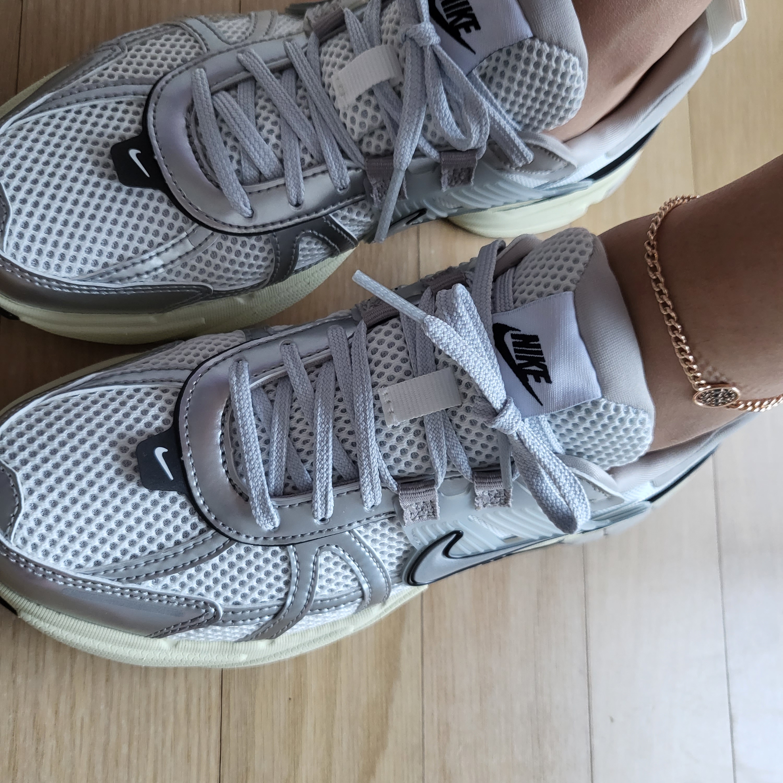 Nike V2K Run Summit White Metallic Silver 착용 스타일