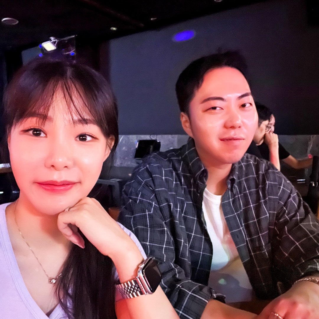 Balenciaga Micro Check Mix Poplin Sporty B Cosy Shirt Black White, Apple Watch SE 44mm GPS Silver Aluminum Case with Sport Band White (Korean Ver.) 착용 스타일 - 1