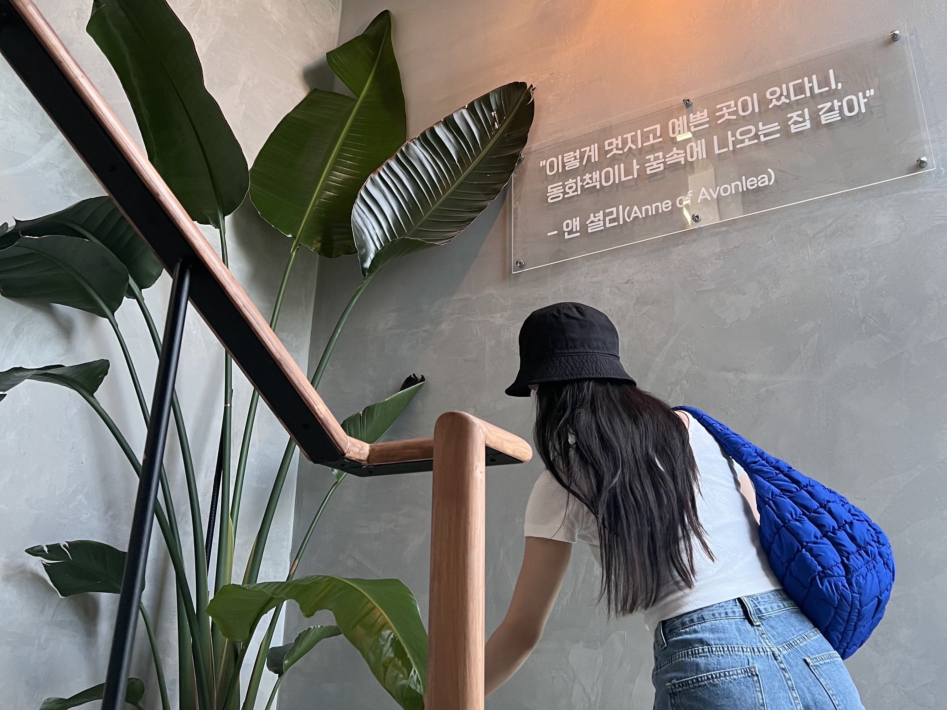 COS Quilted Mini Bag Blue, Nike Futura Washed Bucket Hat Black 착용 스타일 - 2