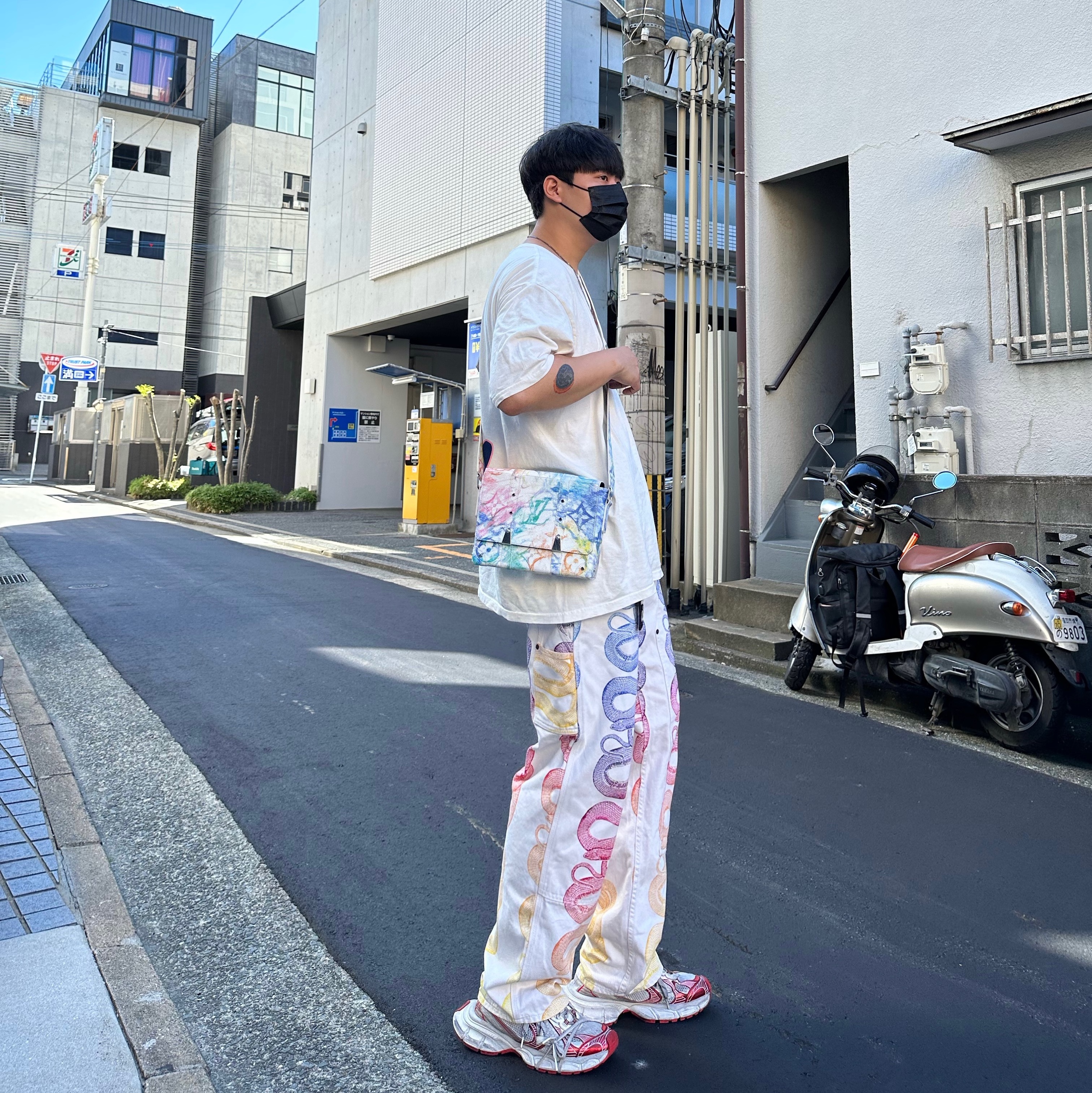 Balenciaga 3XL Sneakers White Red, Supreme x Hysteric Glamour Snake Double Knee Denim Painter Pants White - 21SS 착용 스타일 - 2