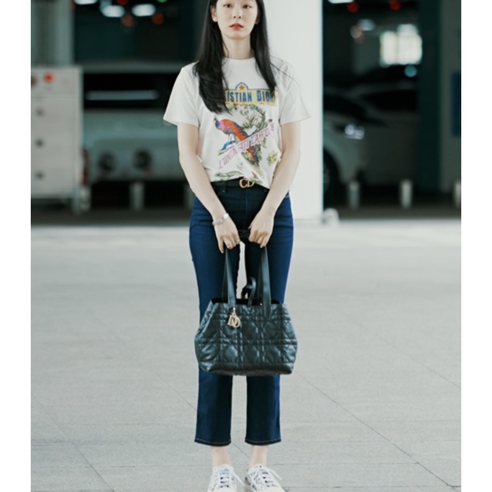 (W) Dior Walk'N'Dior Platform Sneakers Embroidered Cotton with Toile de Jouy Motif White Blue 착용 스타일 - 1