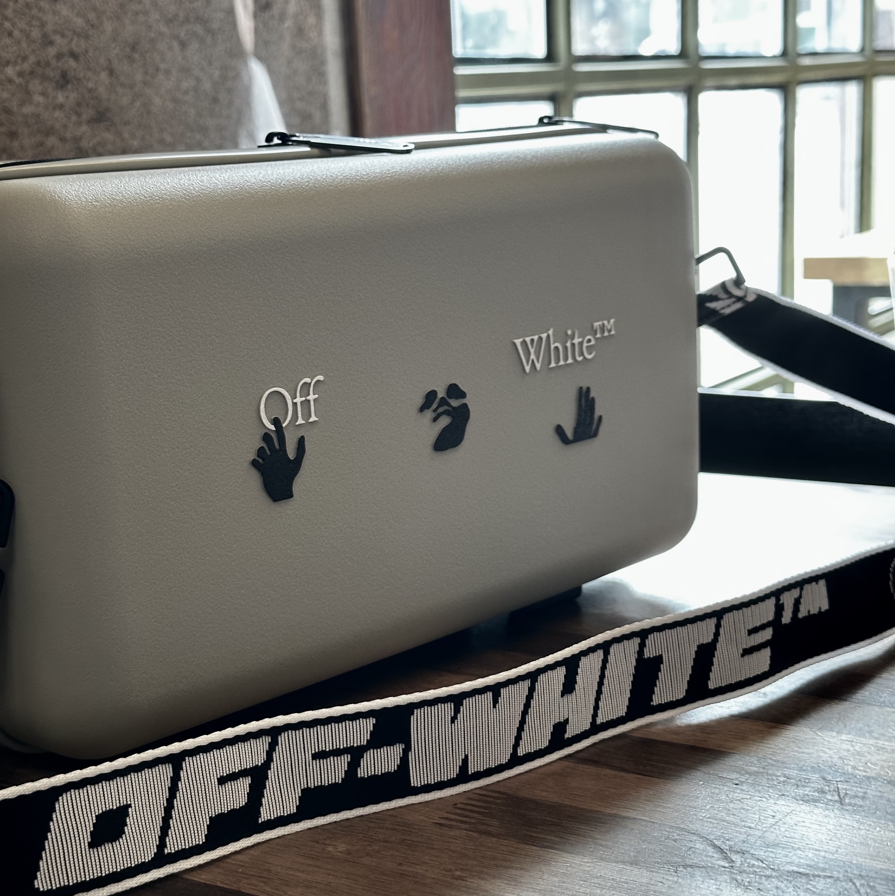 Off-White x Amore Pacific Protection Box (Without Cosmetics) 착용 스타일 - 1