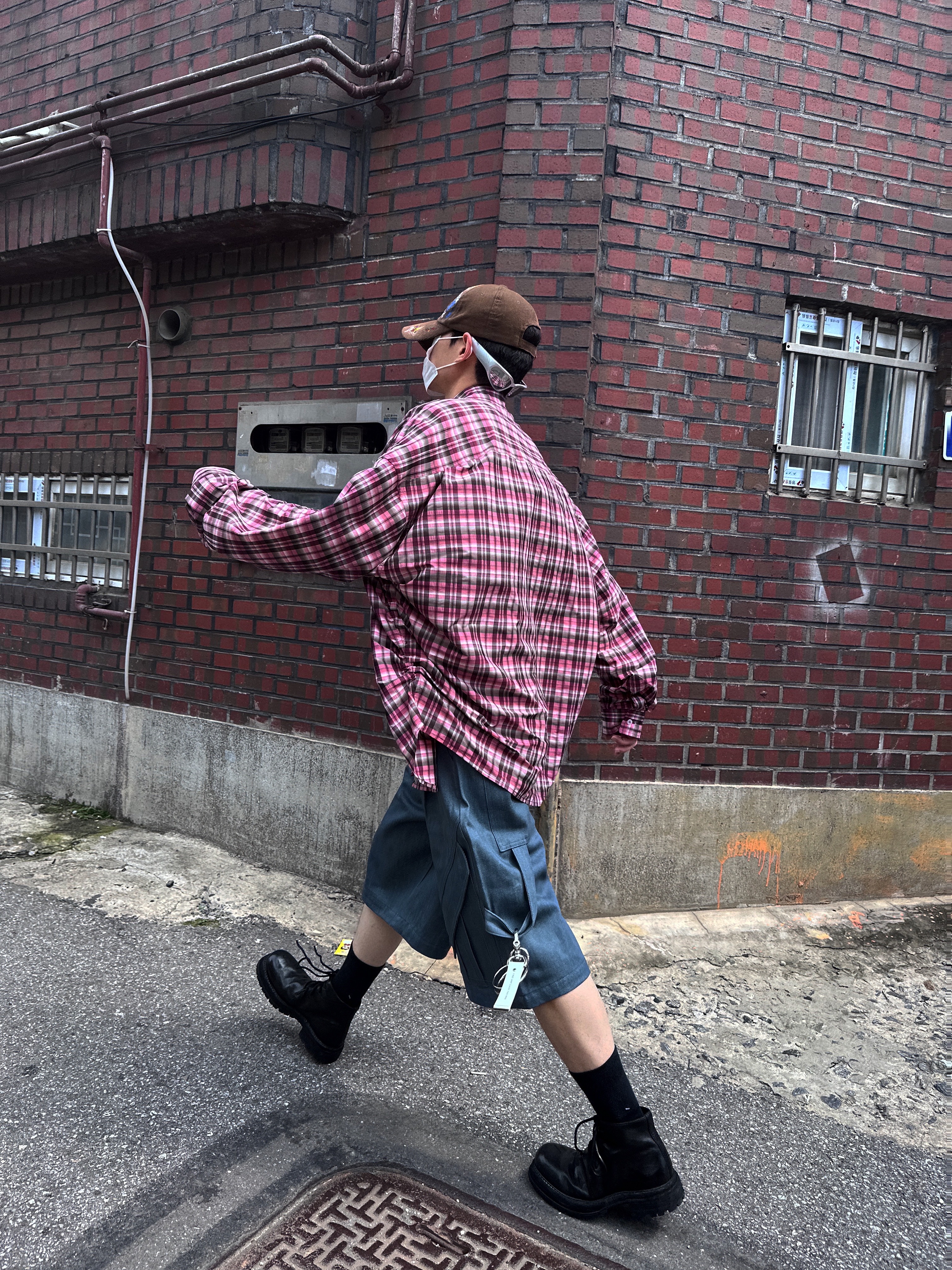 Nonnod Flexible String Check Shirts Pink, The Museum Visitor x Jon Burgerman Hand Painted Pizza & Poch Corduroy Ball Cap Brown 착용 스타일 - 2