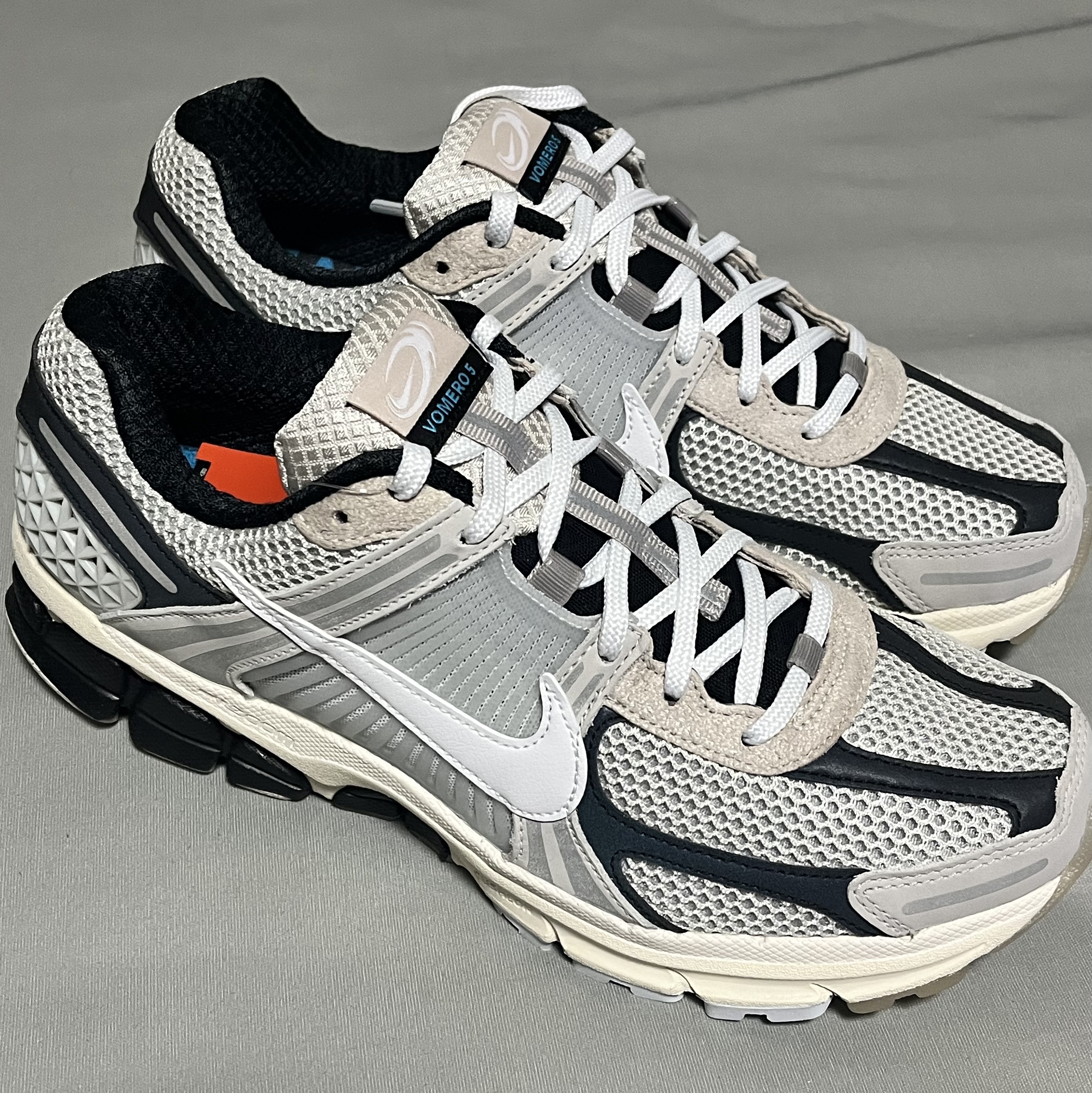 Nike Zoom Vomero 5 Light Bone and Black 착용 스타일
