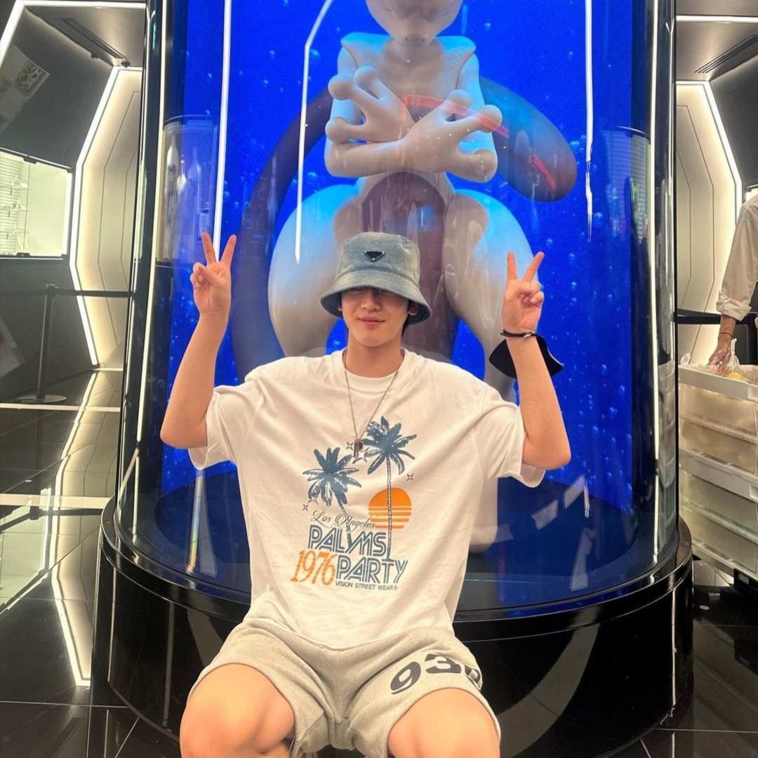 Prada Denim Bucket Hat Light Blue 착용 스타일 - 1