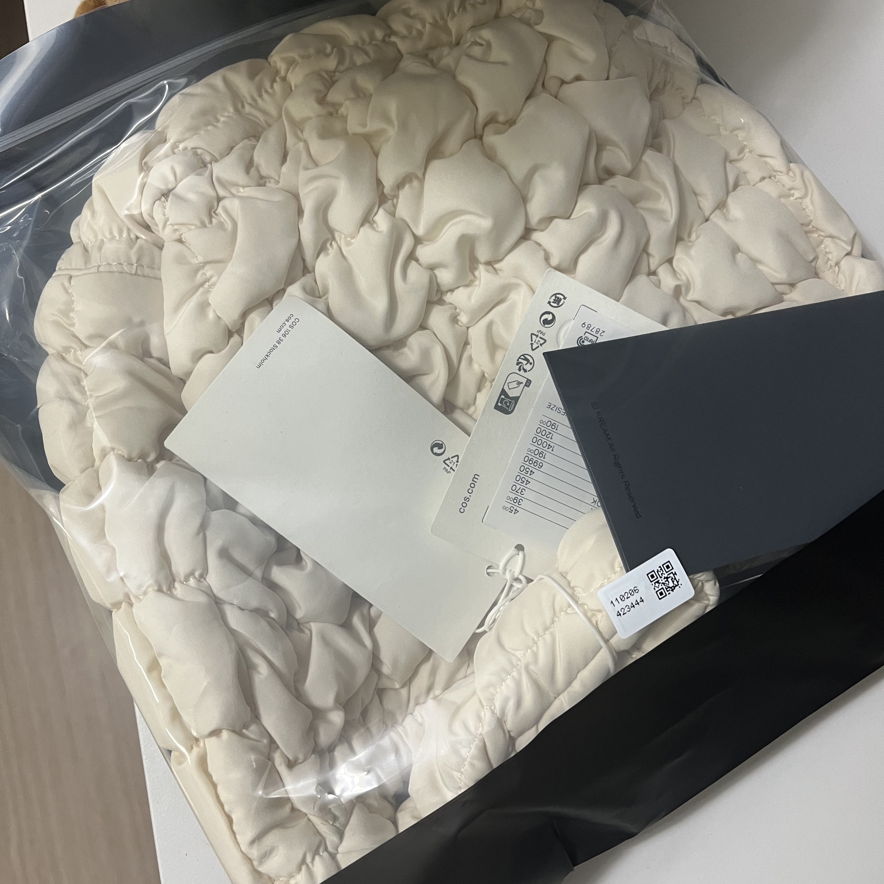 COS Quilted Mini Bag Cream 착용 스타일