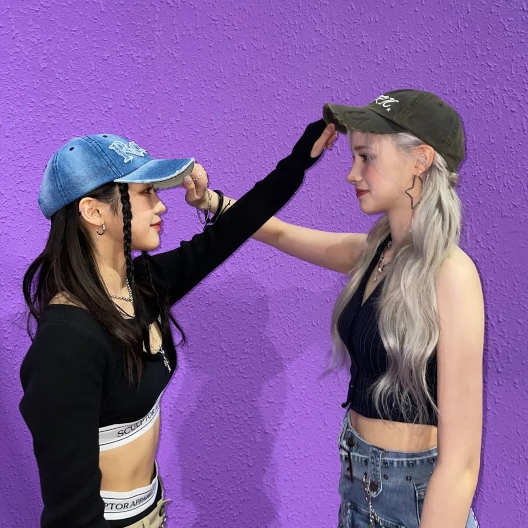 2000Archives Roses Denim Ball Cap 착용 스타일