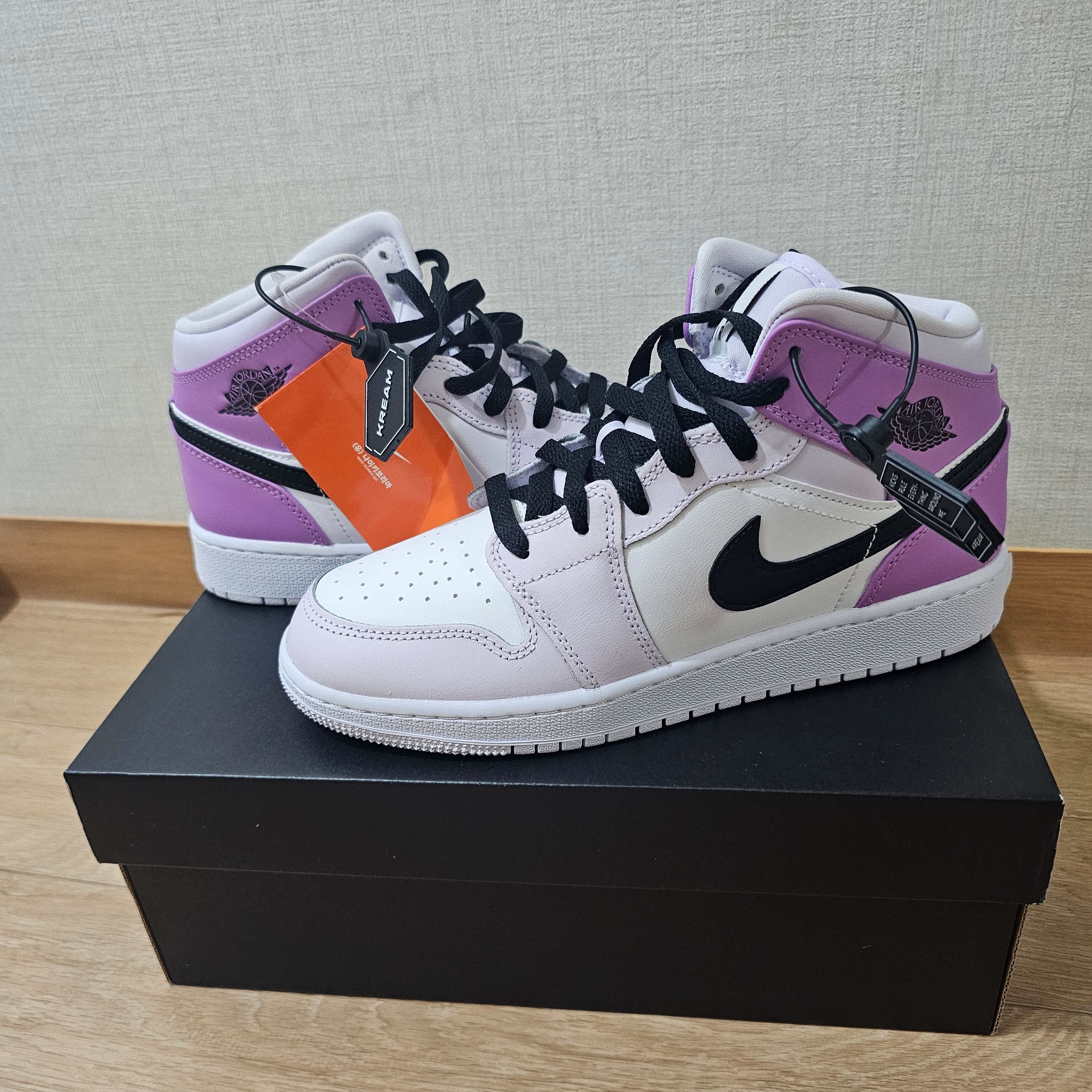(GS) Jordan 1 Mid Barely Grape White 착용 스타일 - 1
