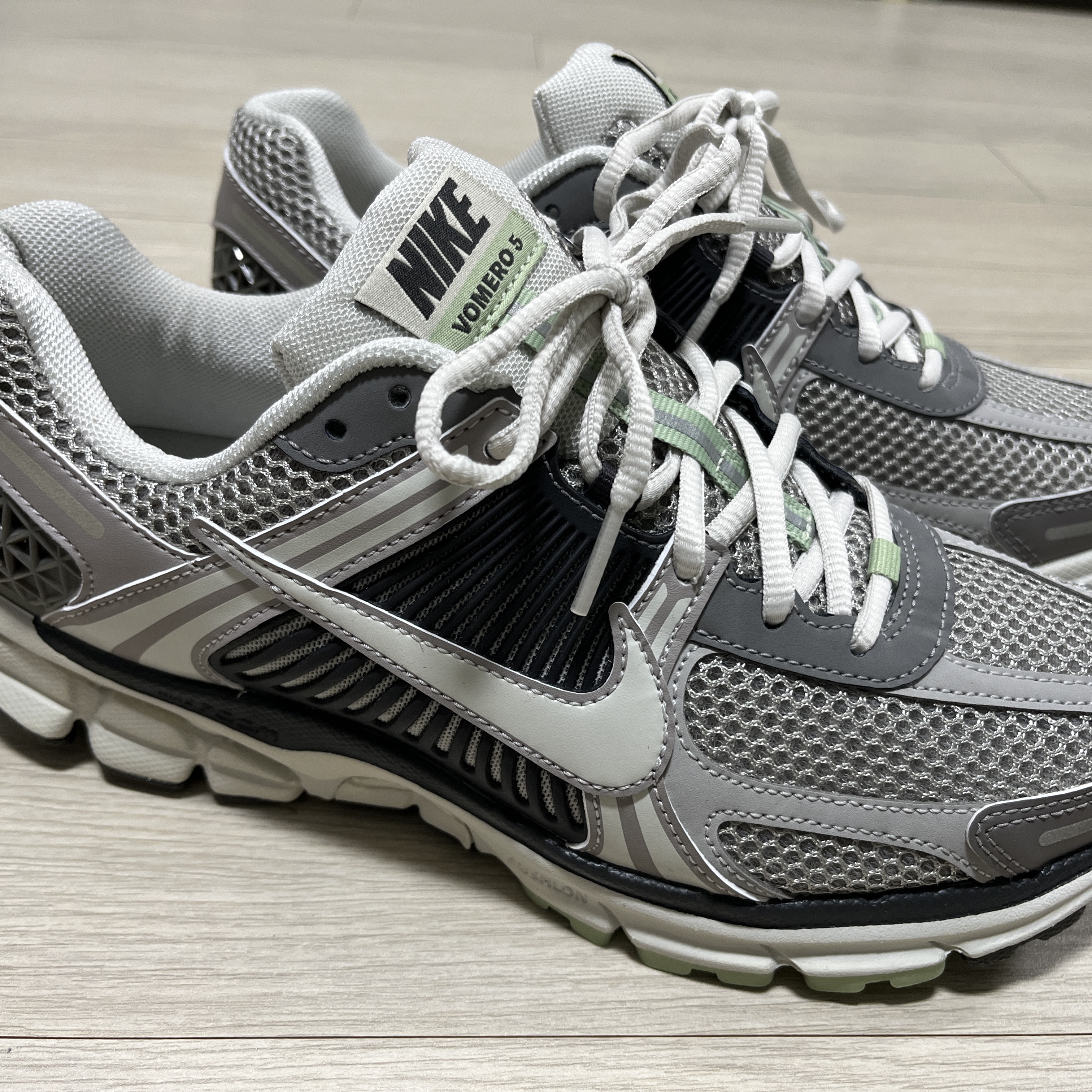 (W) Nike Zoom Vomero 5 Cobblestone and Flat Pewter 착용 스타일