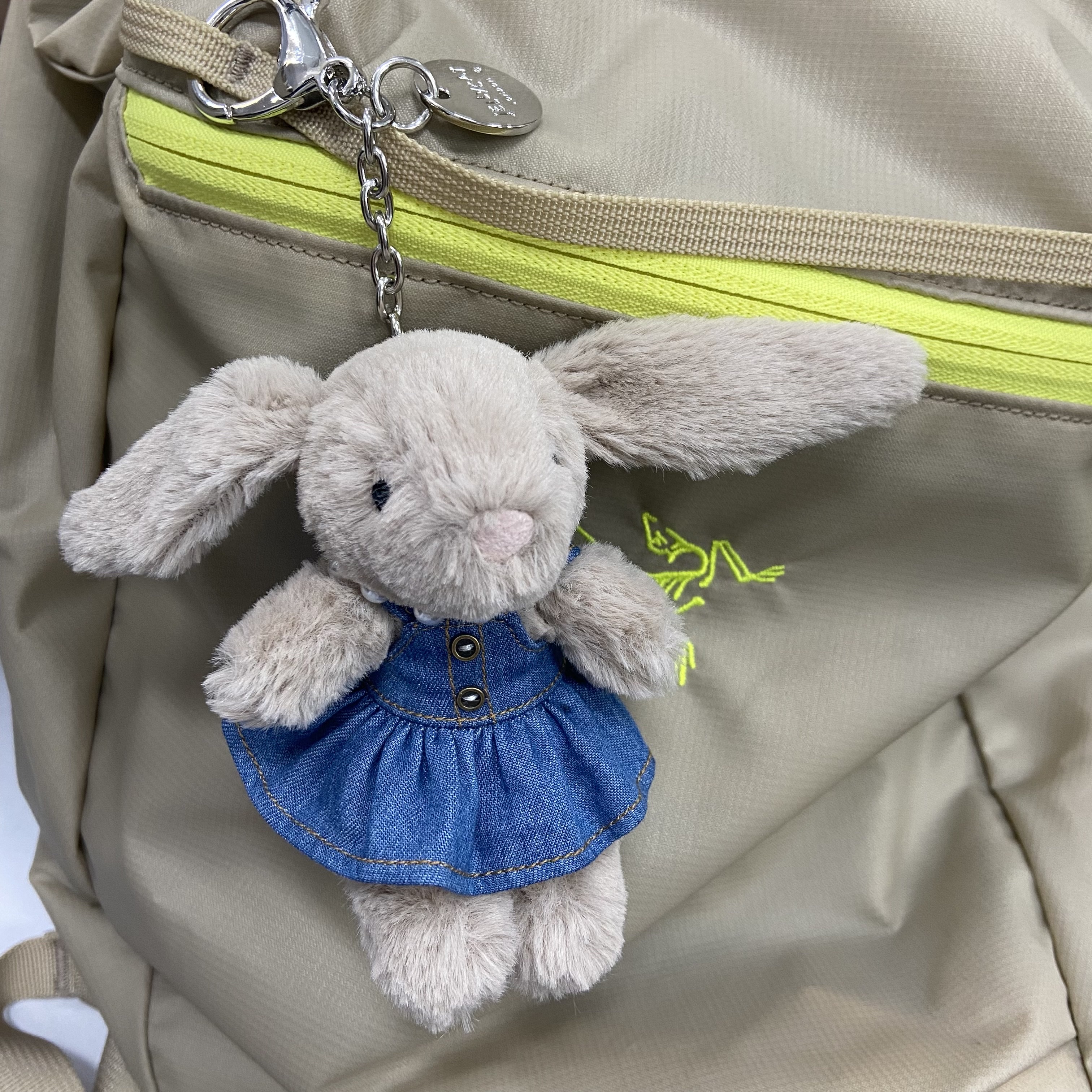 Jellycat Bashful Bunny Bag Charm Beige 착용 스타일