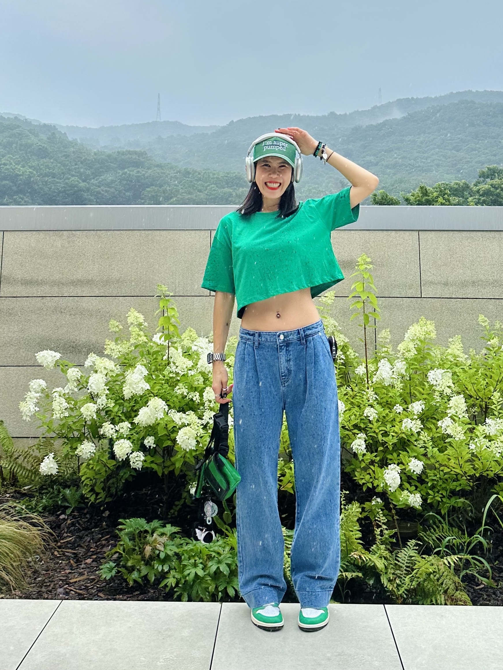 (W) Jordan 1 Retro High OG Lucky Green, Apple AirPods Max Lightning Silver (Korean Ver.) 착용 스타일 - 1