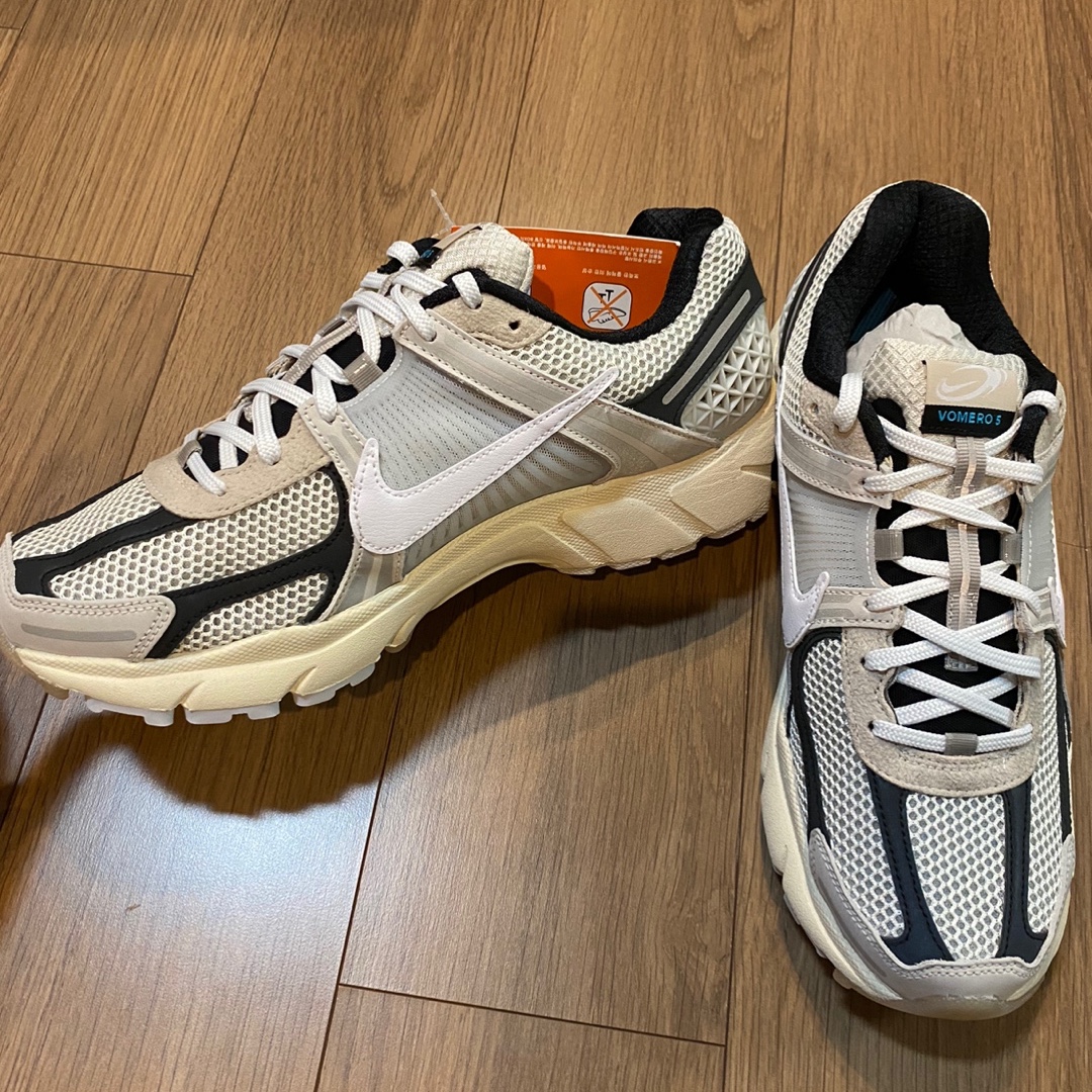 Nike Zoom Vomero 5 Light Bone and Black 착용 스타일 - 3