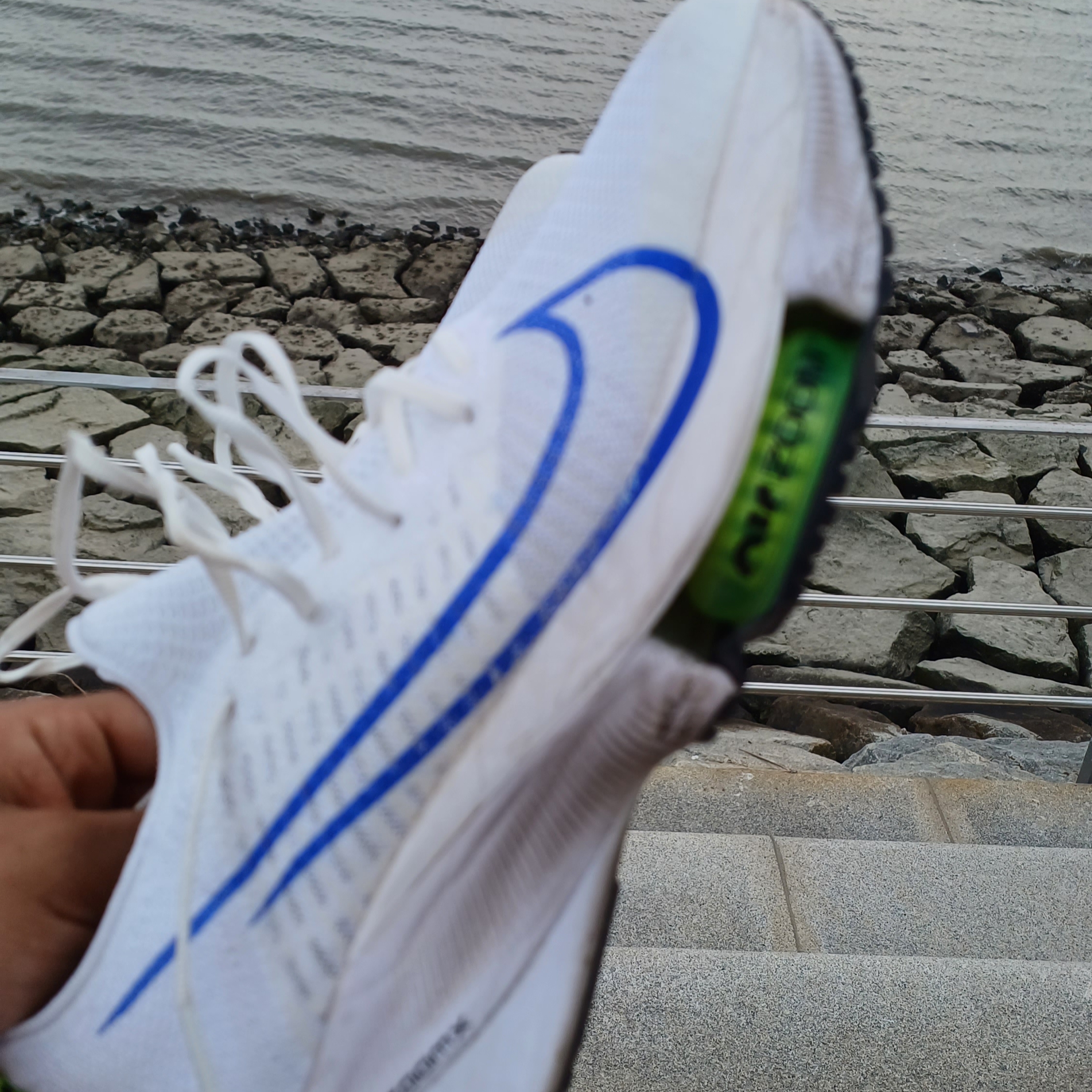 Nike Air Zoom Tempo Next% Flyknit White Racer Blue Volt 착용 스타일 - 3