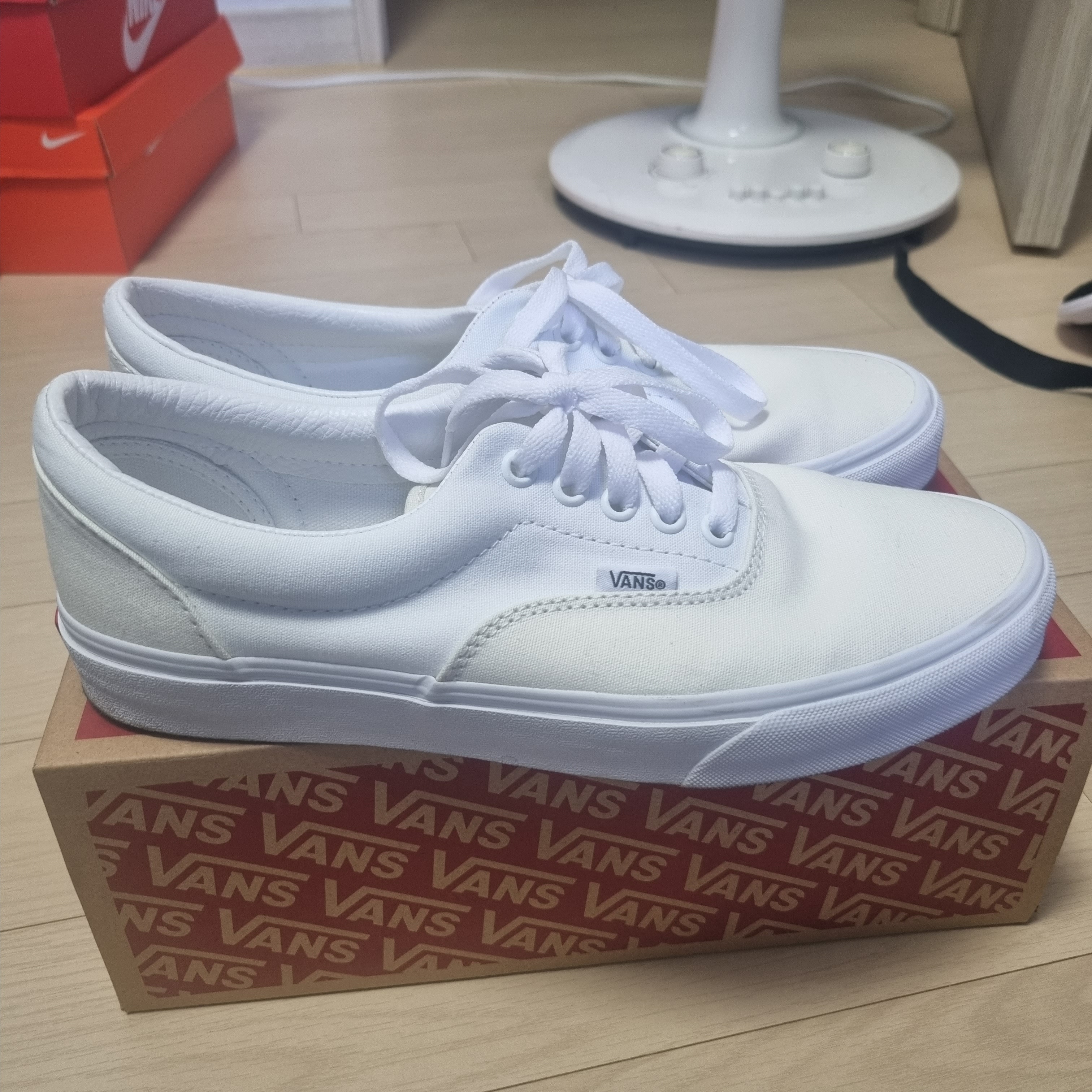 Vans Era Core Classic White 착용 스타일 - 2