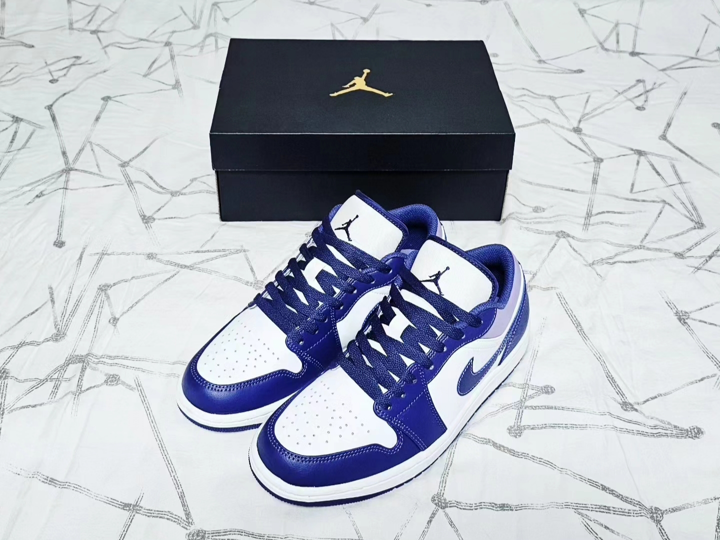 Jordan 1 Low Sky J Purple White 착용 스타일 - 1
