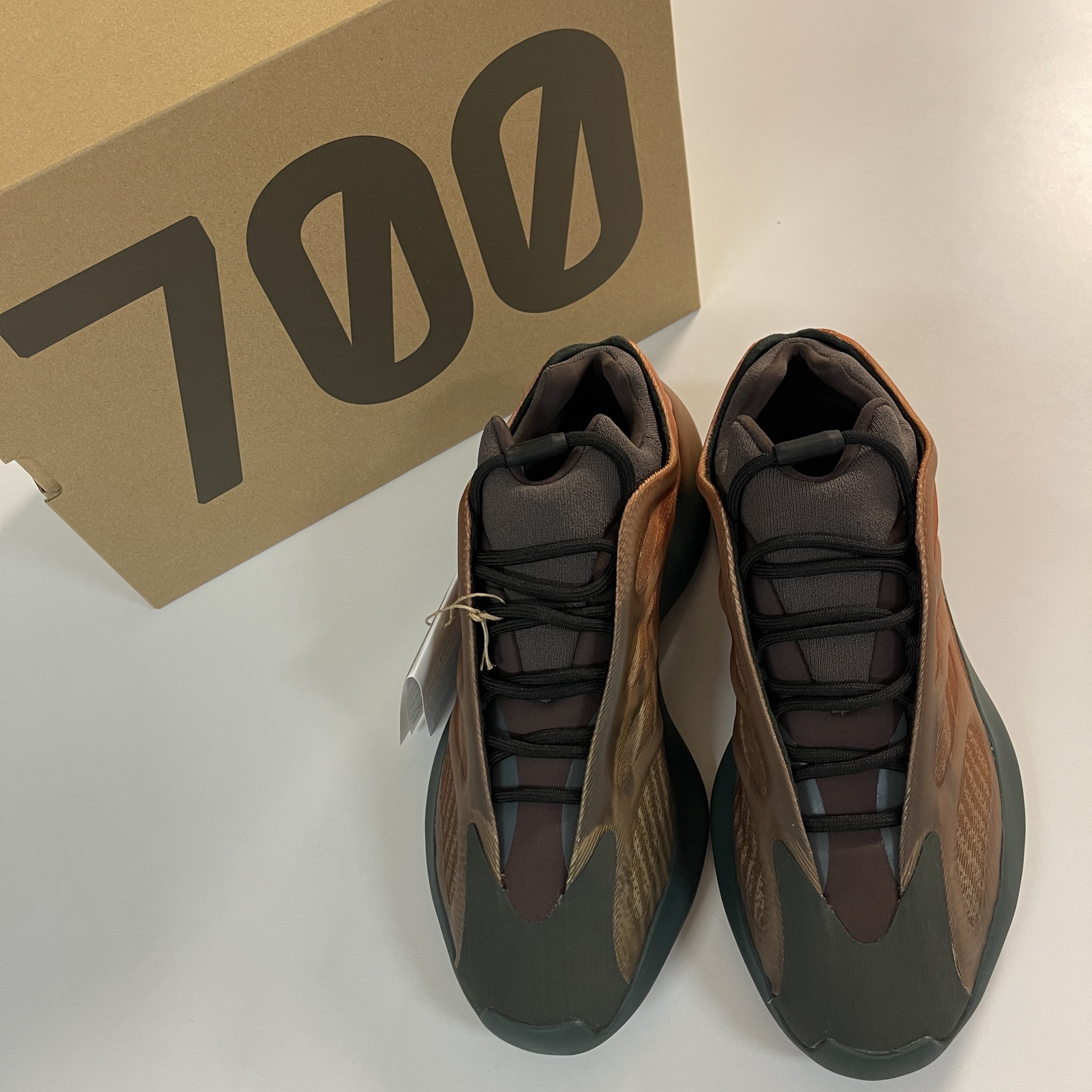 Adidas Yeezy 700 V3 Copper Fade 착용 스타일 - 3