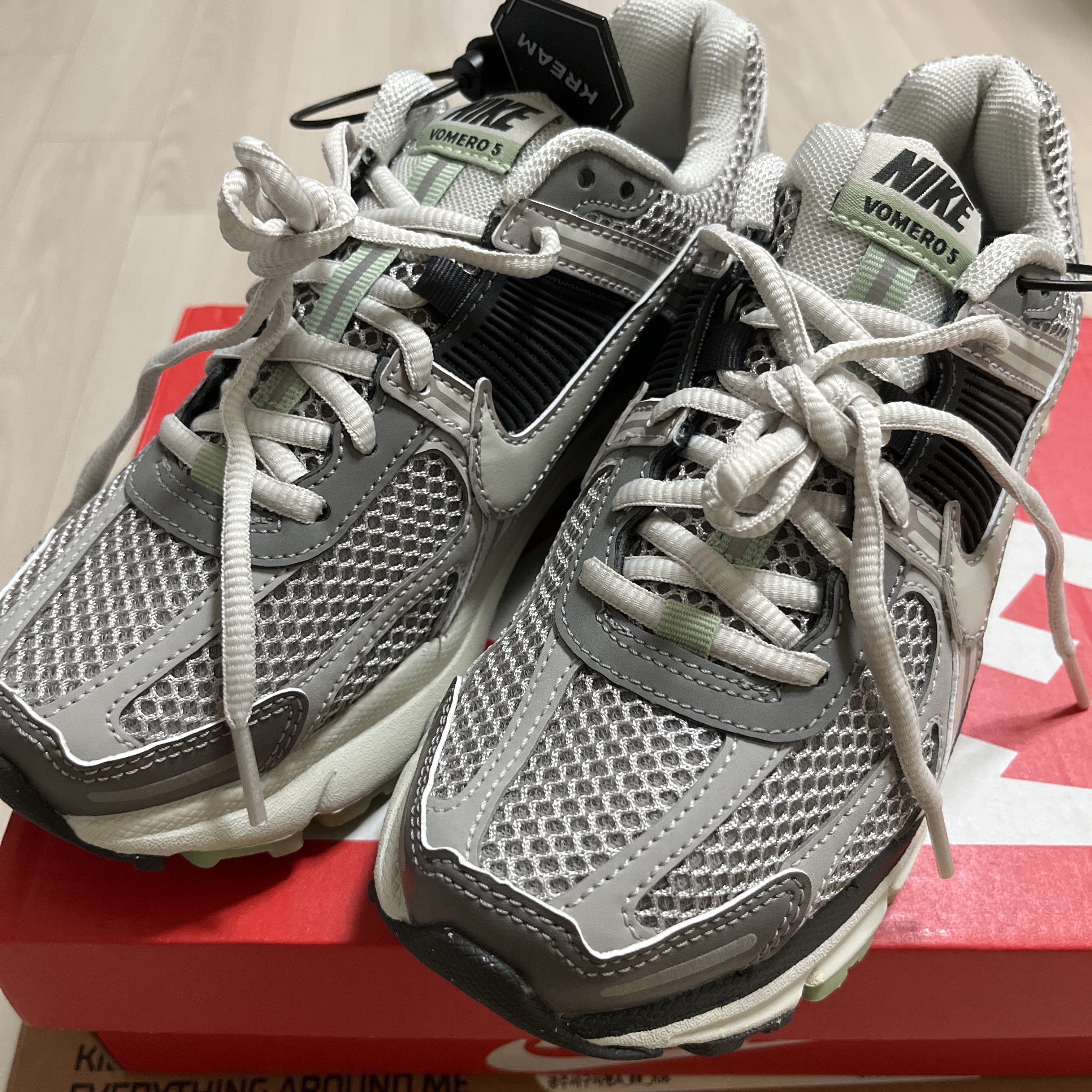 (W) Nike Zoom Vomero 5 Cobblestone and Flat Pewter 착용 스타일