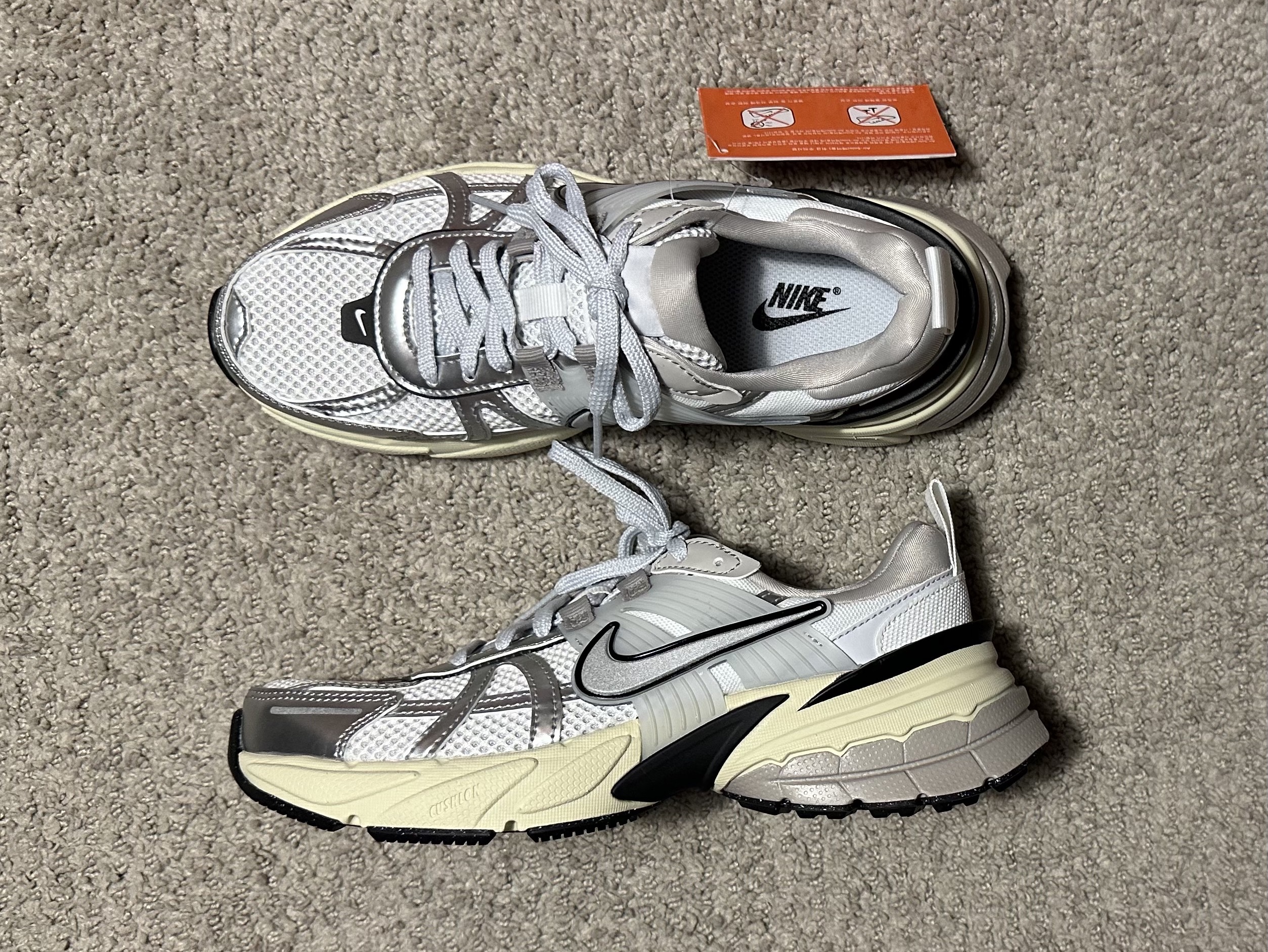 Nike V2K Run Summit White Metallic Silver 착용 스타일 - 2