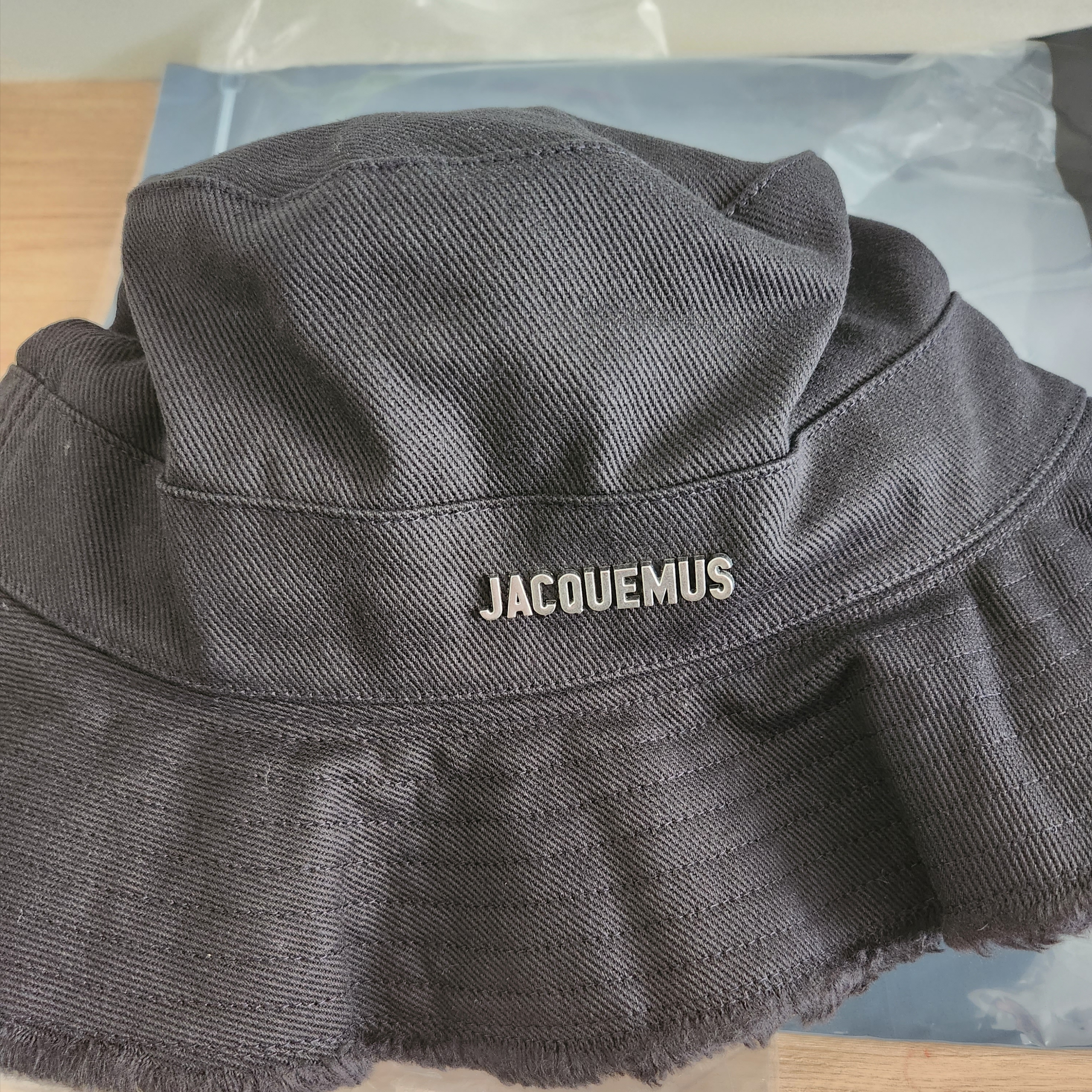Jacquemus Le Bob Artichaut Bucket Hat Black 착용 스타일