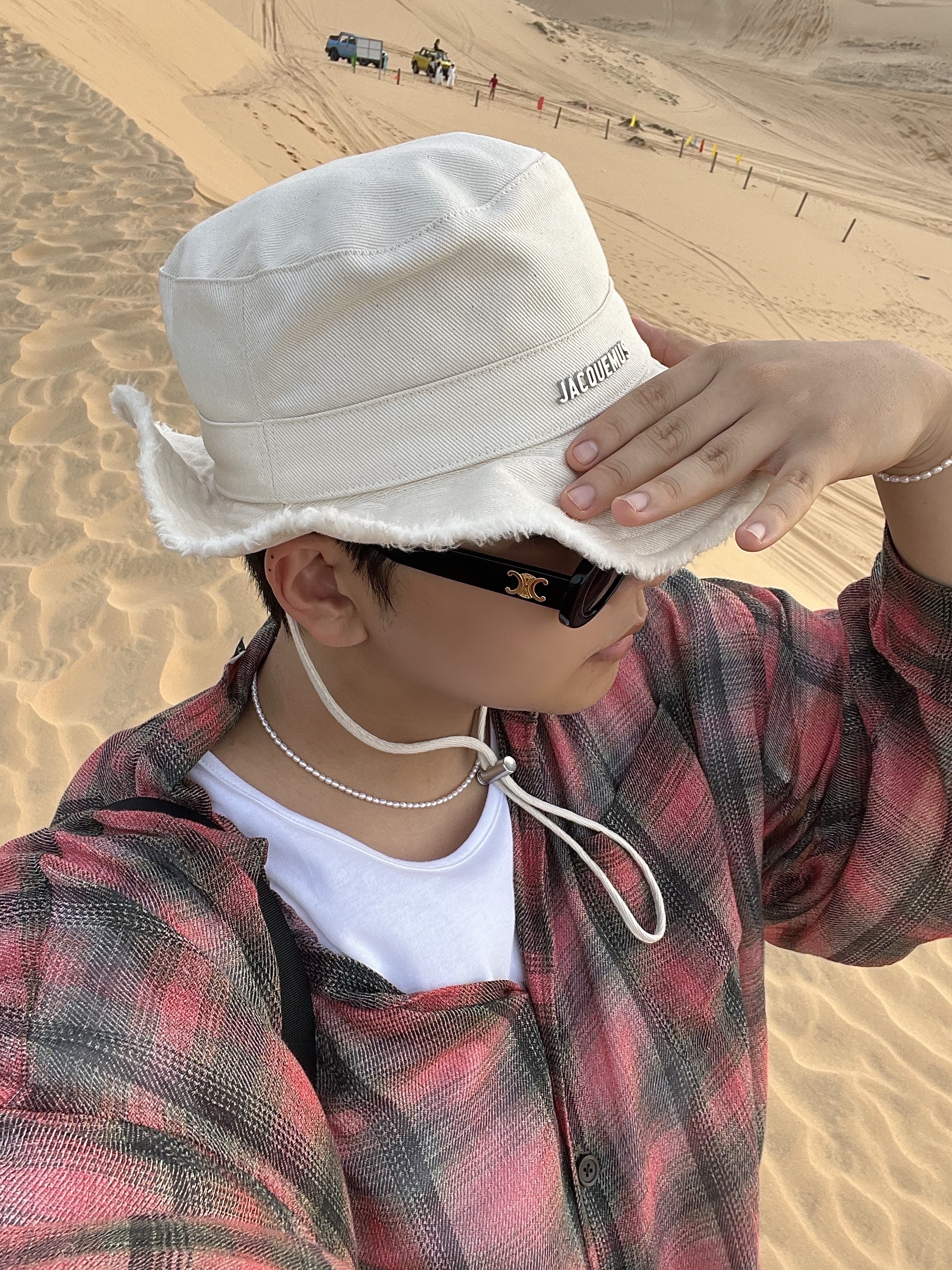 (W) Celine Triomphe 01 Sunglasses in Acetate Black, Jacquemus Le Bob Artichaut Bucket Hat Off White 착용 스타일 - 3