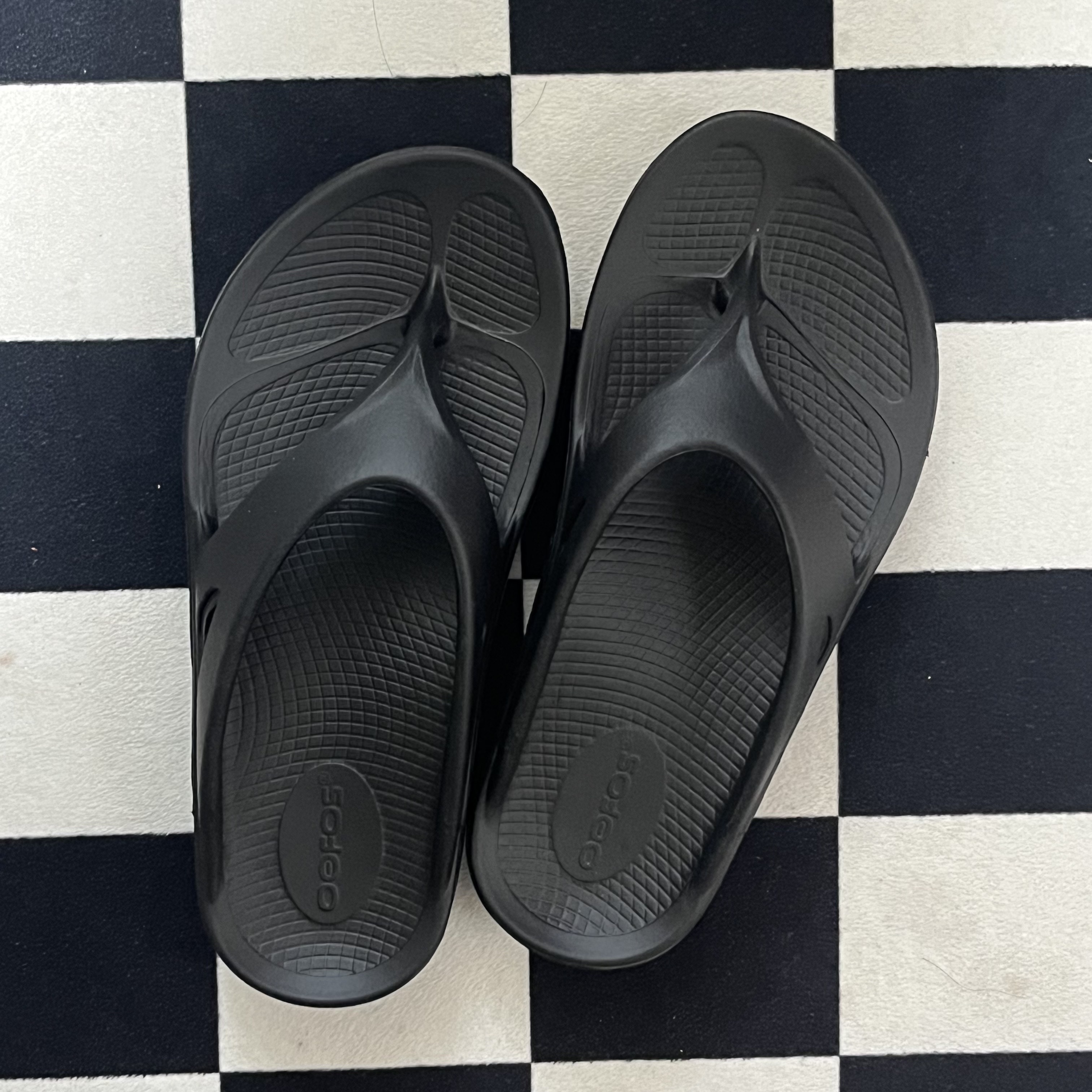 Oofos OOriginal Black 착용 스타일 - 1