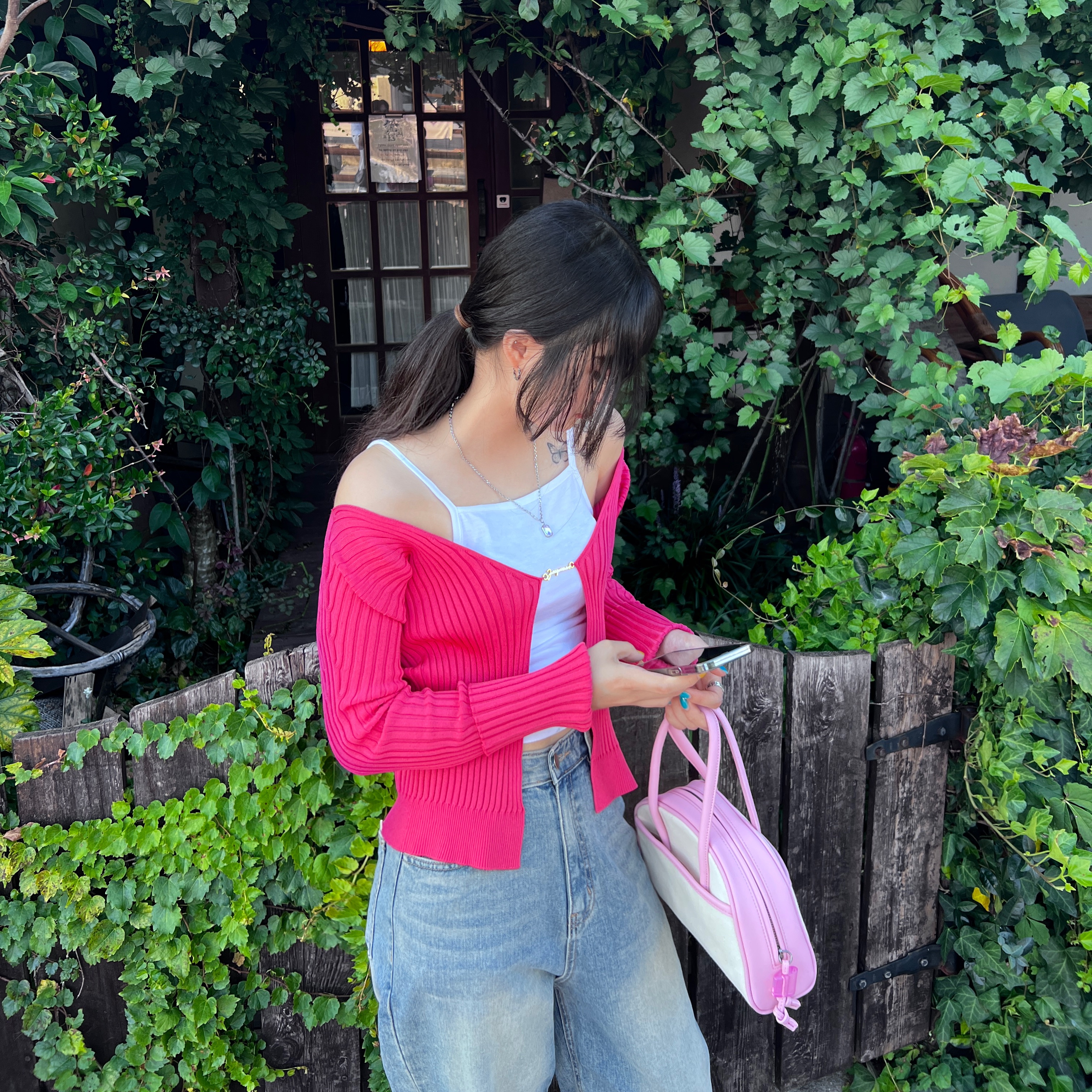 (W) Jacquemus La Maille Pralu Micro Charm Logo Cardigan Pink 착용 스타일 - 2